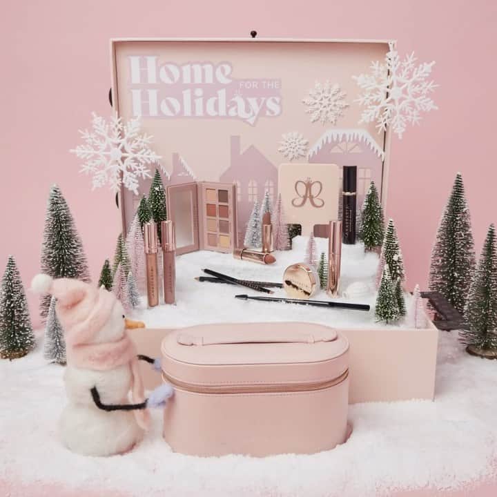 Anastasia Beverly Hillsのインスタグラム：「OUR LIMITED-EDITION HOME FOR THE HOLIDAYS SET IS HERE! ☃️💝   This ultra-luxe gift set includes top-selling ABH must-haves inside a limited-edition faux-suitcase collector’s case, along with custom ABH holiday stickers and two faux boarding passes to take you to your ultimate beauty destination ✈️  Available WHILE SUPPLIES LAST at the link in bio!! ✨  #AnastasiaBeverlyHills」