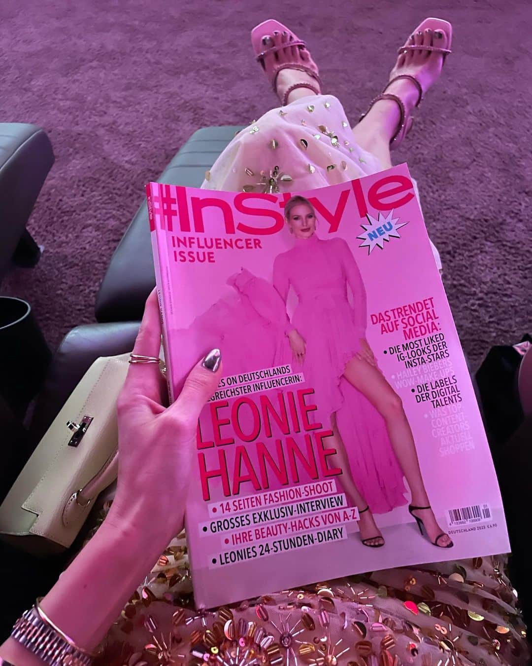 レオニー・ハンネさんのインスタグラム写真 - (レオニー・ハンネInstagram)「Buying myself at the newsstand and a little 24hrs in Munich dump 🥂🎀🩰 1. Buying my @instylegermany 🥂 2. Oh, hiiii 🎀 3. Instyle Influencer Awards ✨ 4. @ghdhairde dream land vibes ☁️ 5. Airport faves 🖤 6. Oat vanilla latte ☕️ 7. @hm x @rabanne perfection ✨ 8. Pistachio bowl 🍵  9. My star boy @riccardosimonetti ⭐️  10. Instyle ✨🎀🤍」11月17日 5時59分 - leoniehanne