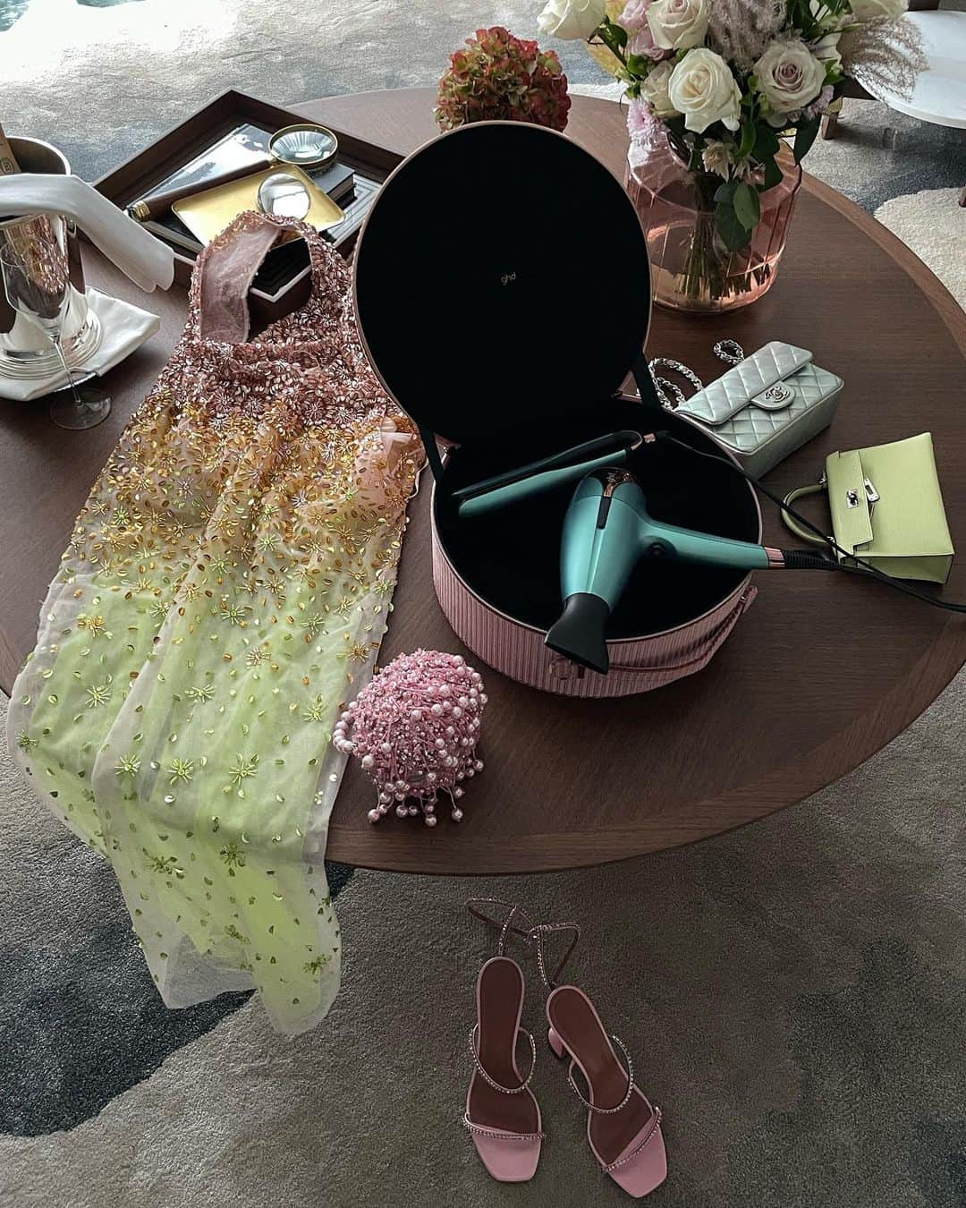 レオニー・ハンネさんのインスタグラム写真 - (レオニー・ハンネInstagram)「Buying myself at the newsstand and a little 24hrs in Munich dump 🥂🎀🩰 1. Buying my @instylegermany 🥂 2. Oh, hiiii 🎀 3. Instyle Influencer Awards ✨ 4. @ghdhairde dream land vibes ☁️ 5. Airport faves 🖤 6. Oat vanilla latte ☕️ 7. @hm x @rabanne perfection ✨ 8. Pistachio bowl 🍵  9. My star boy @riccardosimonetti ⭐️  10. Instyle ✨🎀🤍」11月17日 5時59分 - leoniehanne