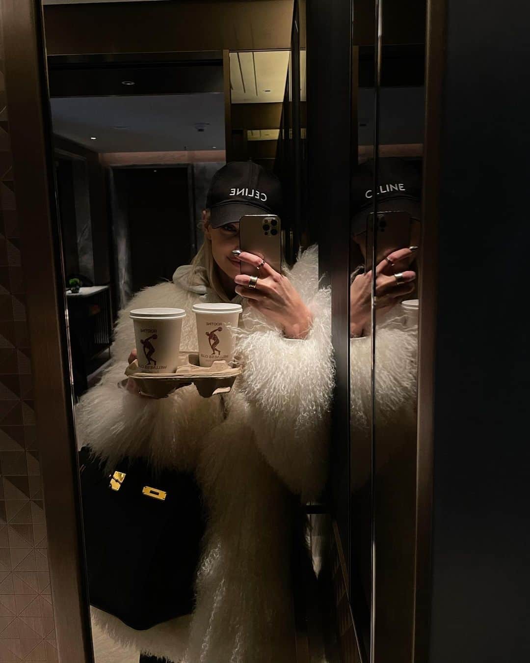 レオニー・ハンネさんのインスタグラム写真 - (レオニー・ハンネInstagram)「Buying myself at the newsstand and a little 24hrs in Munich dump 🥂🎀🩰 1. Buying my @instylegermany 🥂 2. Oh, hiiii 🎀 3. Instyle Influencer Awards ✨ 4. @ghdhairde dream land vibes ☁️ 5. Airport faves 🖤 6. Oat vanilla latte ☕️ 7. @hm x @rabanne perfection ✨ 8. Pistachio bowl 🍵  9. My star boy @riccardosimonetti ⭐️  10. Instyle ✨🎀🤍」11月17日 5時59分 - leoniehanne