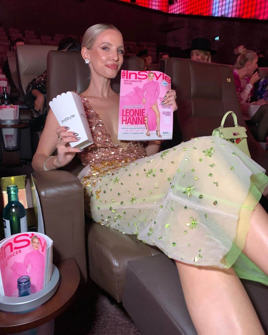 レオニー・ハンネさんのインスタグラム写真 - (レオニー・ハンネInstagram)「Buying myself at the newsstand and a little 24hrs in Munich dump 🥂🎀🩰 1. Buying my @instylegermany 🥂 2. Oh, hiiii 🎀 3. Instyle Influencer Awards ✨ 4. @ghdhairde dream land vibes ☁️ 5. Airport faves 🖤 6. Oat vanilla latte ☕️ 7. @hm x @rabanne perfection ✨ 8. Pistachio bowl 🍵  9. My star boy @riccardosimonetti ⭐️  10. Instyle ✨🎀🤍」11月17日 5時59分 - leoniehanne