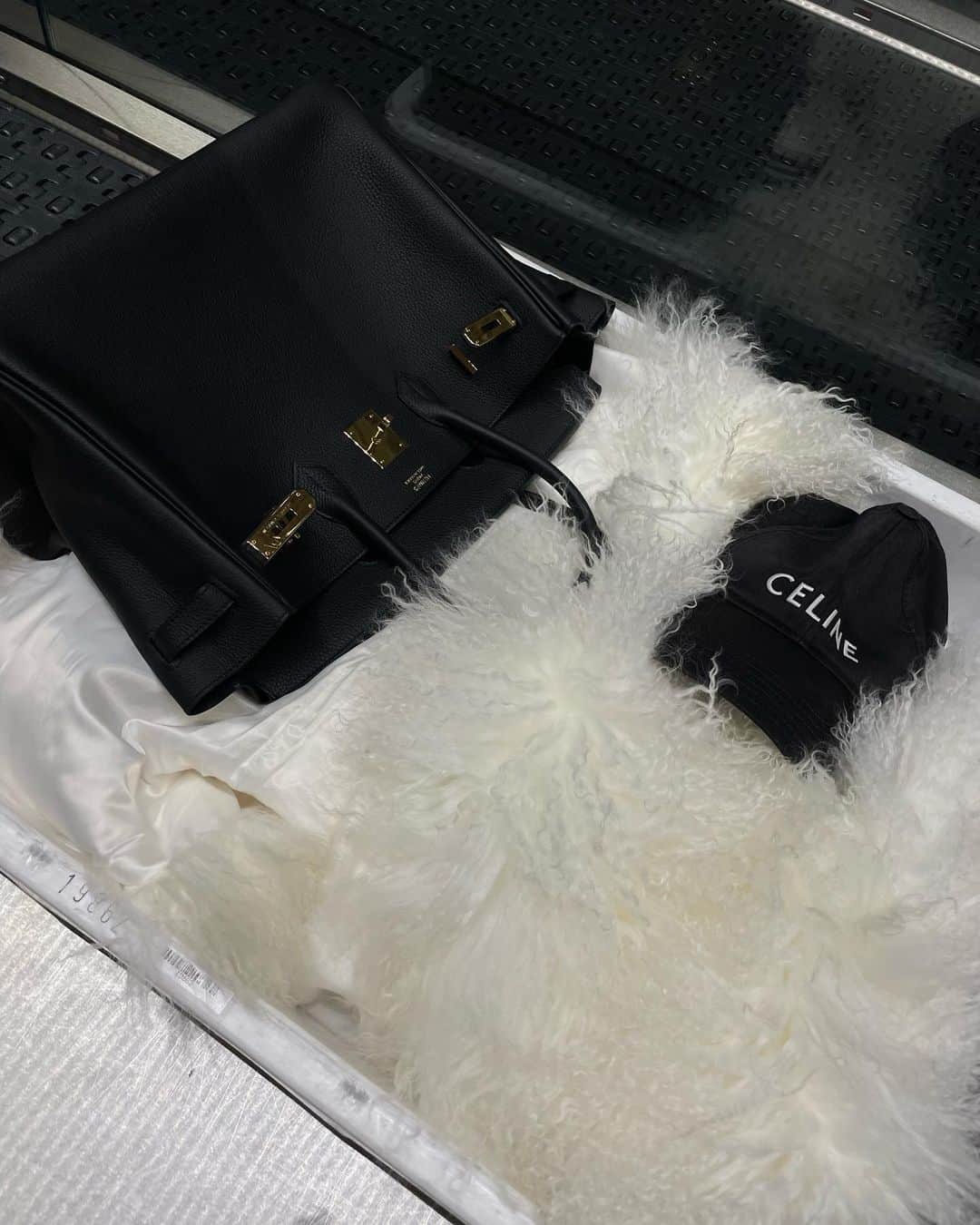 レオニー・ハンネさんのインスタグラム写真 - (レオニー・ハンネInstagram)「Buying myself at the newsstand and a little 24hrs in Munich dump 🥂🎀🩰 1. Buying my @instylegermany 🥂 2. Oh, hiiii 🎀 3. Instyle Influencer Awards ✨ 4. @ghdhairde dream land vibes ☁️ 5. Airport faves 🖤 6. Oat vanilla latte ☕️ 7. @hm x @rabanne perfection ✨ 8. Pistachio bowl 🍵  9. My star boy @riccardosimonetti ⭐️  10. Instyle ✨🎀🤍」11月17日 5時59分 - leoniehanne