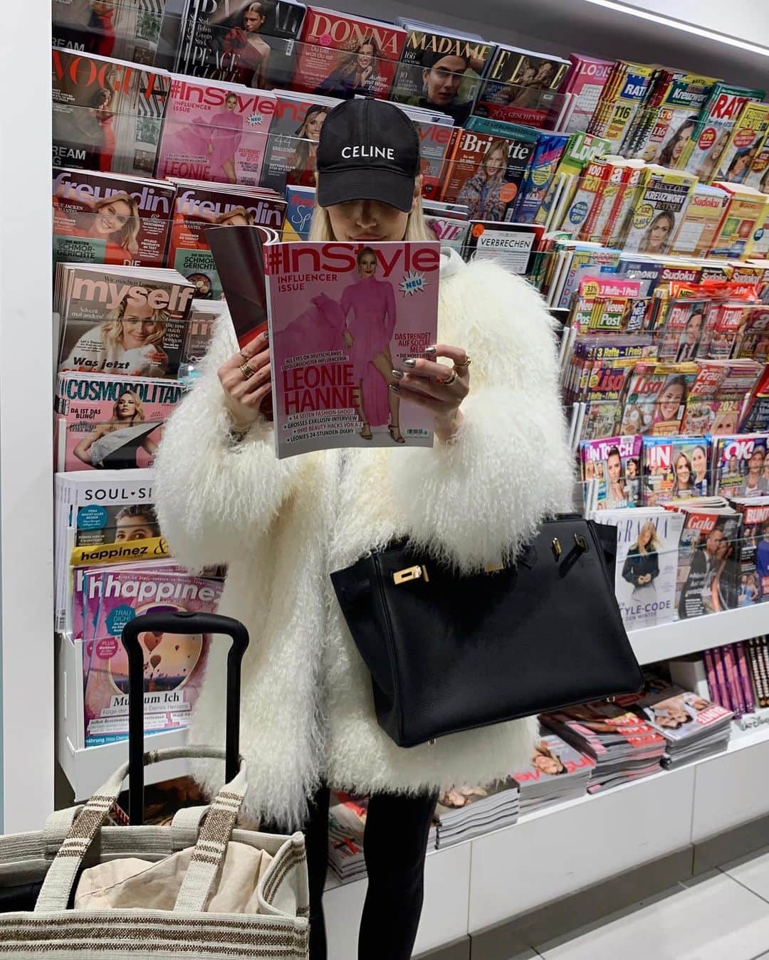 レオニー・ハンネのインスタグラム：「Buying myself at the newsstand and a little 24hrs in Munich dump 🥂🎀🩰 1. Buying my @instylegermany 🥂 2. Oh, hiiii 🎀 3. Instyle Influencer Awards ✨ 4. @ghdhairde dream land vibes ☁️ 5. Airport faves 🖤 6. Oat vanilla latte ☕️ 7. @hm x @rabanne perfection ✨ 8. Pistachio bowl 🍵  9. My star boy @riccardosimonetti ⭐️  10. Instyle ✨🎀🤍」