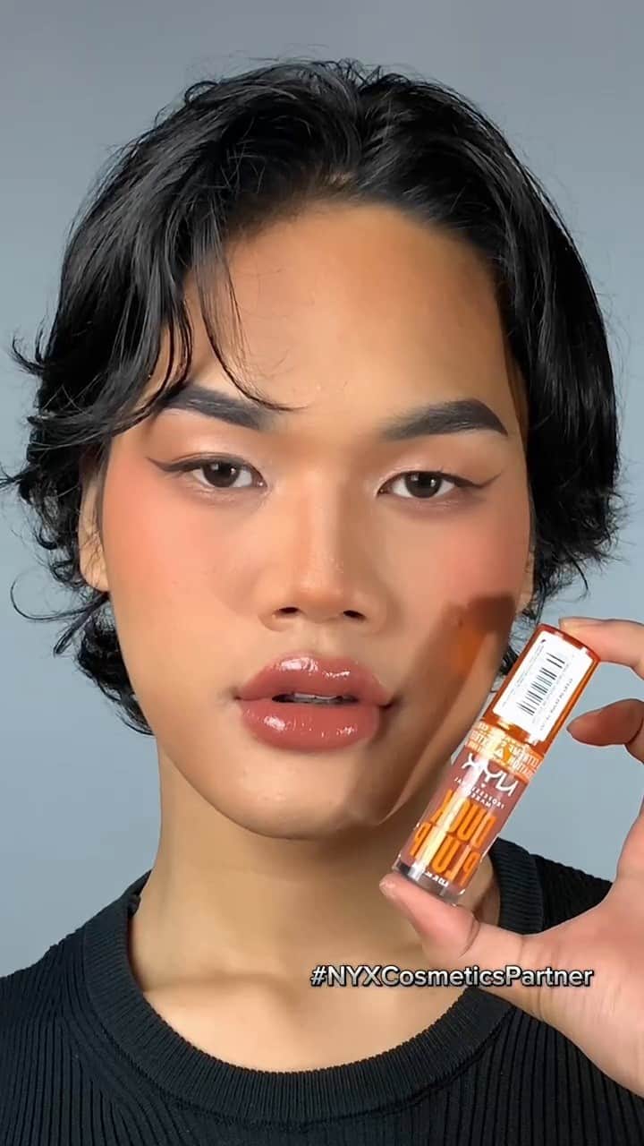 NYX Cosmeticsのインスタグラム：「@shanestevennn showing us this DUCKING PLUMP transformation featuring Duck Plump Extreme Sensation Plumping Gloss in shade ‘Nude Swings’ 🐤💋 can we talk about that instant PLUMP?!?   • #DUCKPLUMP #nyxcosmetics #nyxprofessionalmakeup #crueltyfree #veganformula」