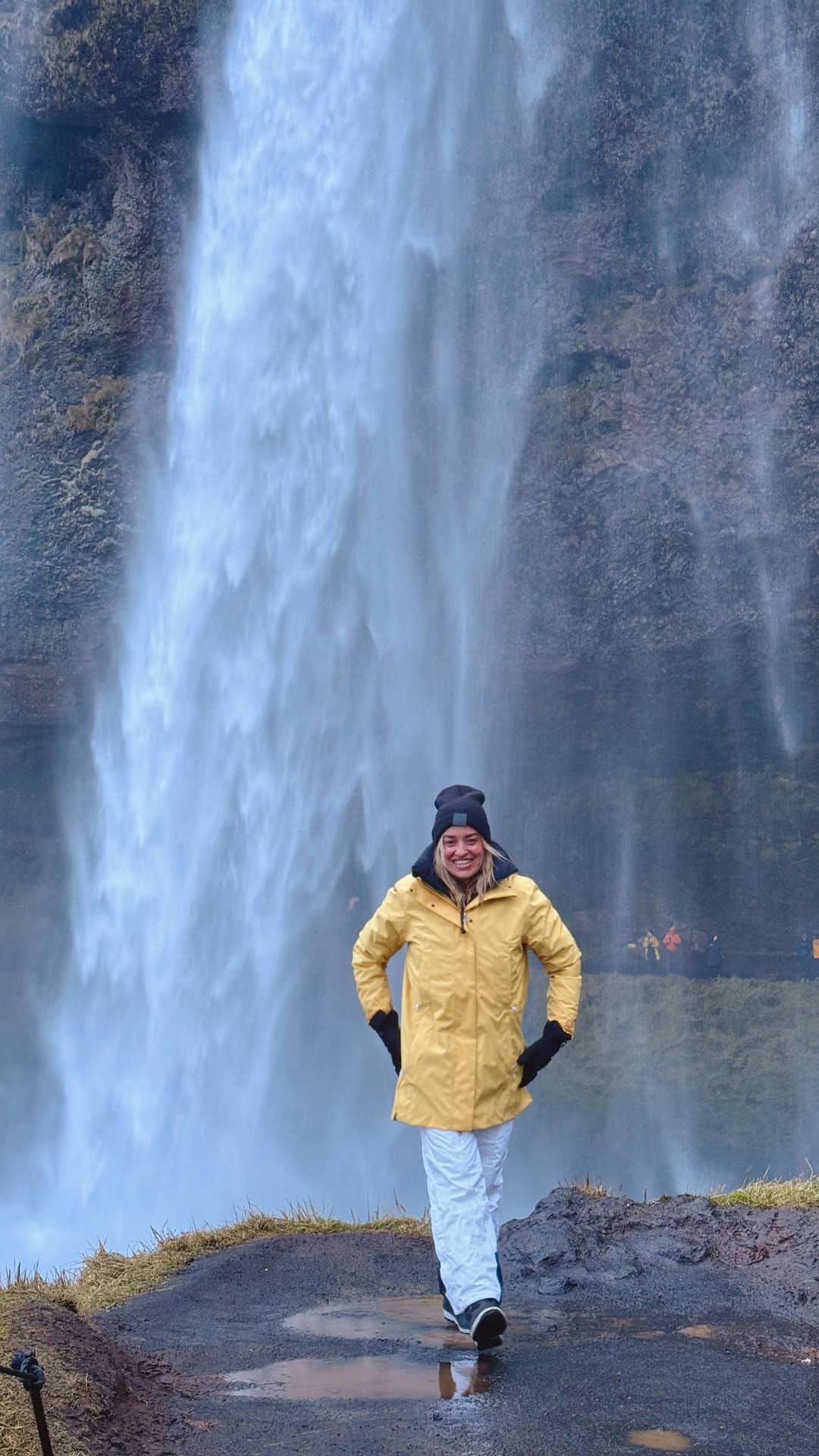 ジェマ・マリンのインスタグラム：「Tenía muchísimas ganas de ver esta cascada… Ojalá hubiera podido traer a mis hijas conmigo en este viaje 👩‍👧‍👧    Algún día 🤞🏼  #cascada #islandia #iceland #nature #seljalandsfoss #seljalandsfosswaterfall」