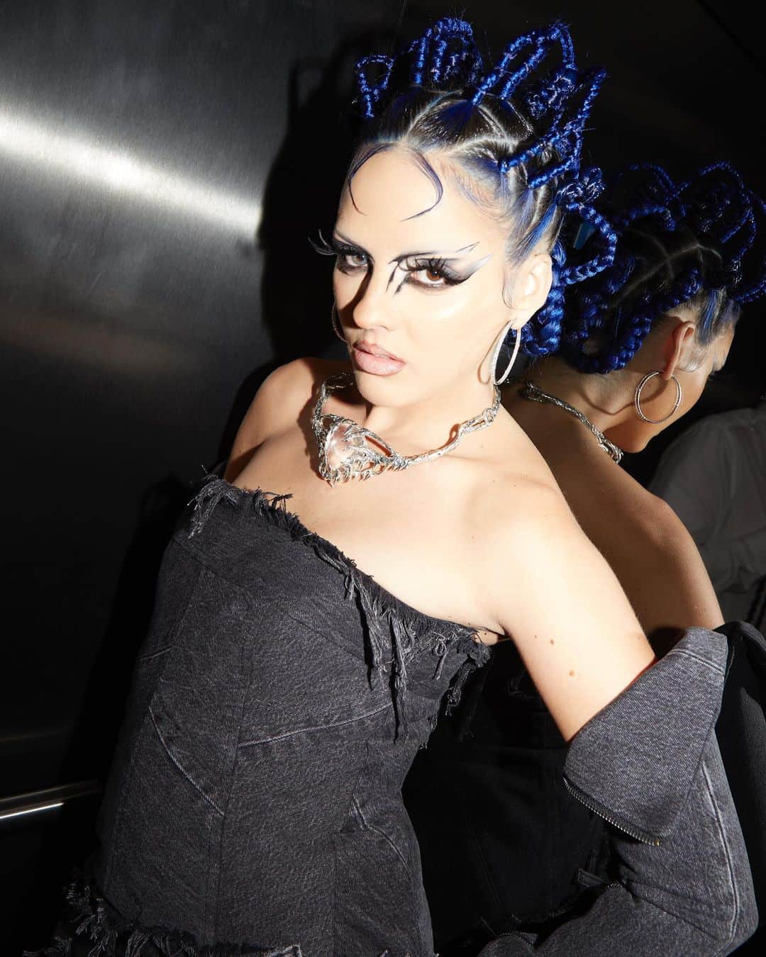 Vogue Españaのインスタグラム：「“Lo que tiene que tener principalmente un look icónico es que quien lo esté llevando lo sepa llevar bien, que se sienta seguro/a y guapo/a”, explica @sitabellan sobre su look de los Latin Grammy 2023, un diseño de @pepasalazar x @levis que ha completado con un elaborado maquillaje de @yslbeauty  {Te contamos los detalles en el link de la bio} ▪️Fotos: @francescplanes」