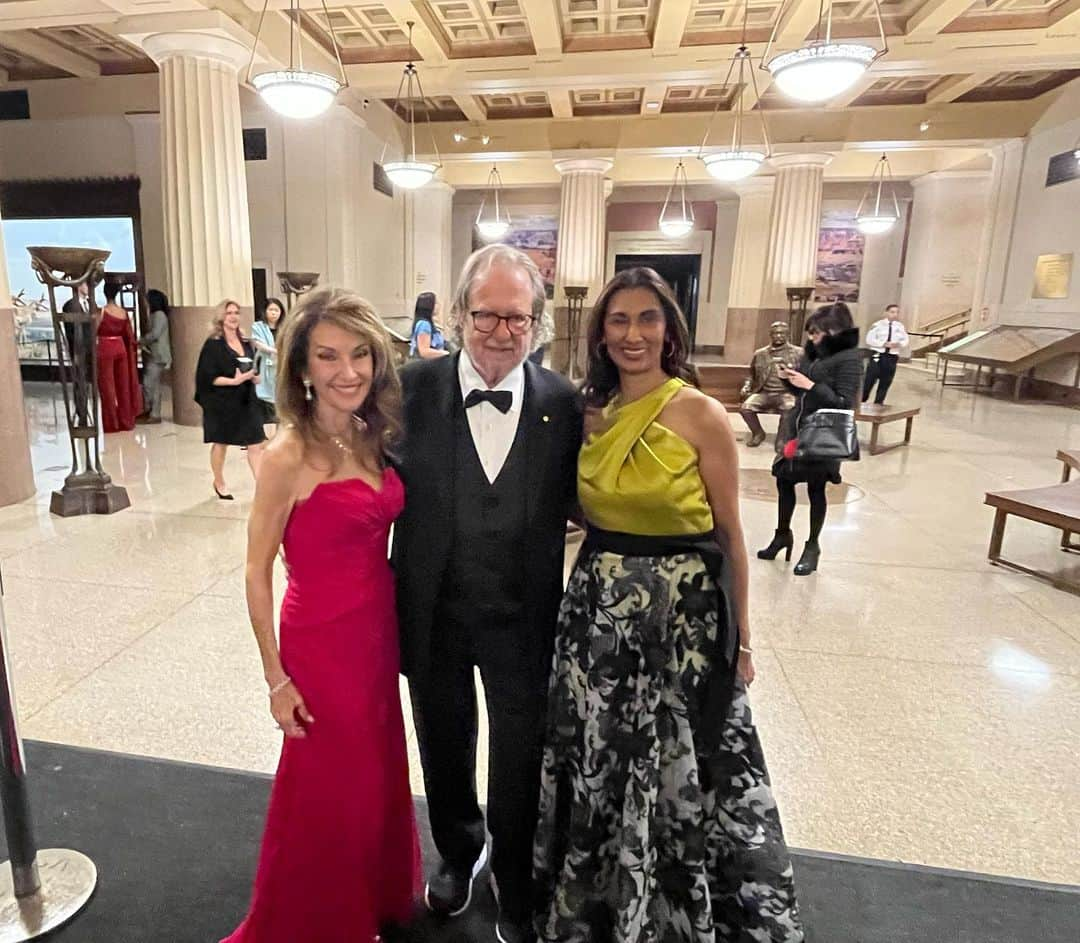 スーザン・ルッチのインスタグラム：「Saying Good-night to Nobel Peace Prize winner James Allison,  for his work Unlocking the Power of Immunology to Defeat Cancer.  I was so happy to meet him and his lovely wife and have such a great conversation with her as well, before this spectacular night was over!!!👏👏👏🌟🌟🌟🥰🥰🥰」