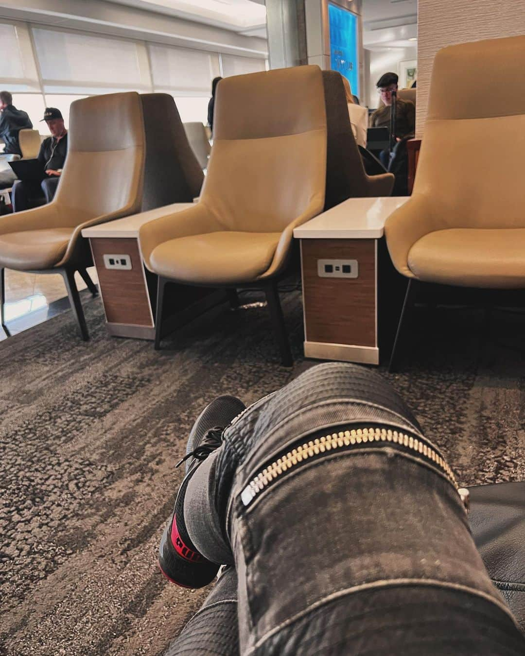 レイチェル・ボランのインスタグラム：「Where’d everybody go? I must’ve scared them off. Hanging at the DTW @delta Sky Club #scared #pants #bassist #quittersneverwin」