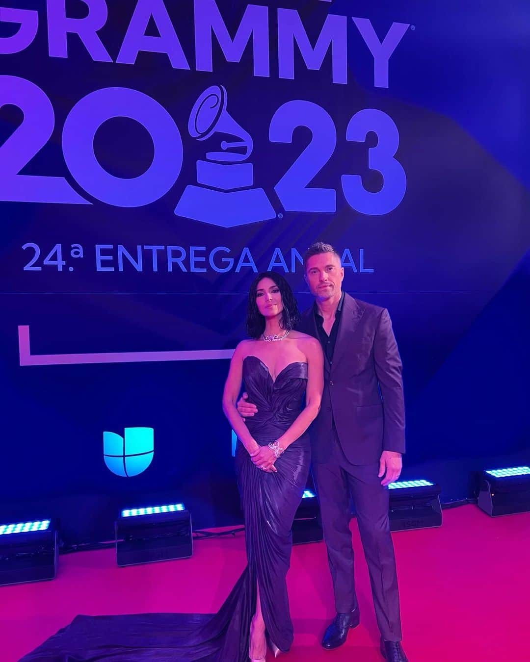 エリック・ウィンターのインスタグラム：「Made it to Seville 🇪🇸with no sleep to support wifey @roselyn_sanchez as she heads off to host the @latingrammys again. She looks amazing and this city is incredible. The people here are ready for a show! #latingrammys #seville #nosleep #jetleg #stillgoingstrong」