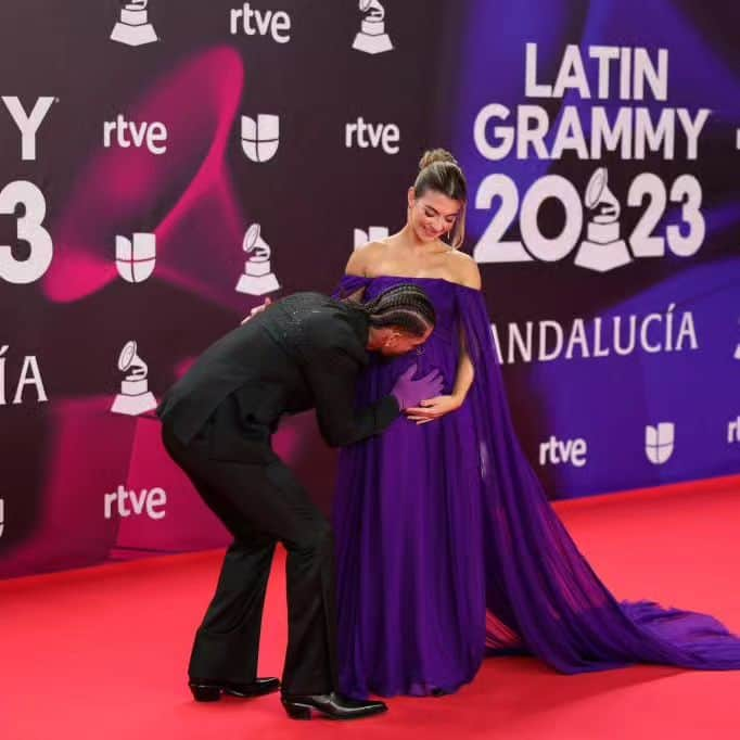 Primer Impactoのインスタグラム：「😍 Awww  Así de tierno llegó @maluma y su pareja Susana Gómez a la alfombra roja de los #LatinGRAMMY que se realizan en Sevilla, España.  📺 No te pierdas todos los detalles de la alfombra roja y el show de #LatinGRAMMY ESTA NOCHE desde las 7p/6c por @univision , @unimas y @galavision  📸 Getty Images」