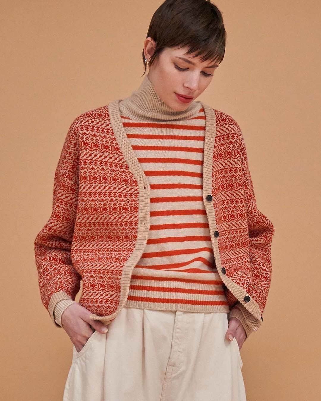 デミリーのインスタグラム：「Layering pattern with pattern—featuring the Halia Cardigan over the cashmere Hannes Stripe Turtleneck」