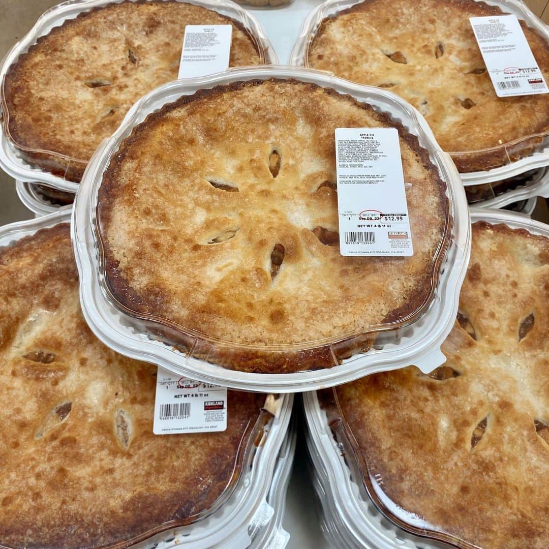 Costcoのインスタグラム：「A must-have for your holiday table. 🍏🥧 Our apple pie is filled with cinnamon-spiced apples and topped with a flaky, sugar-coated crust. Freshly baked at the Costco Bakery.」