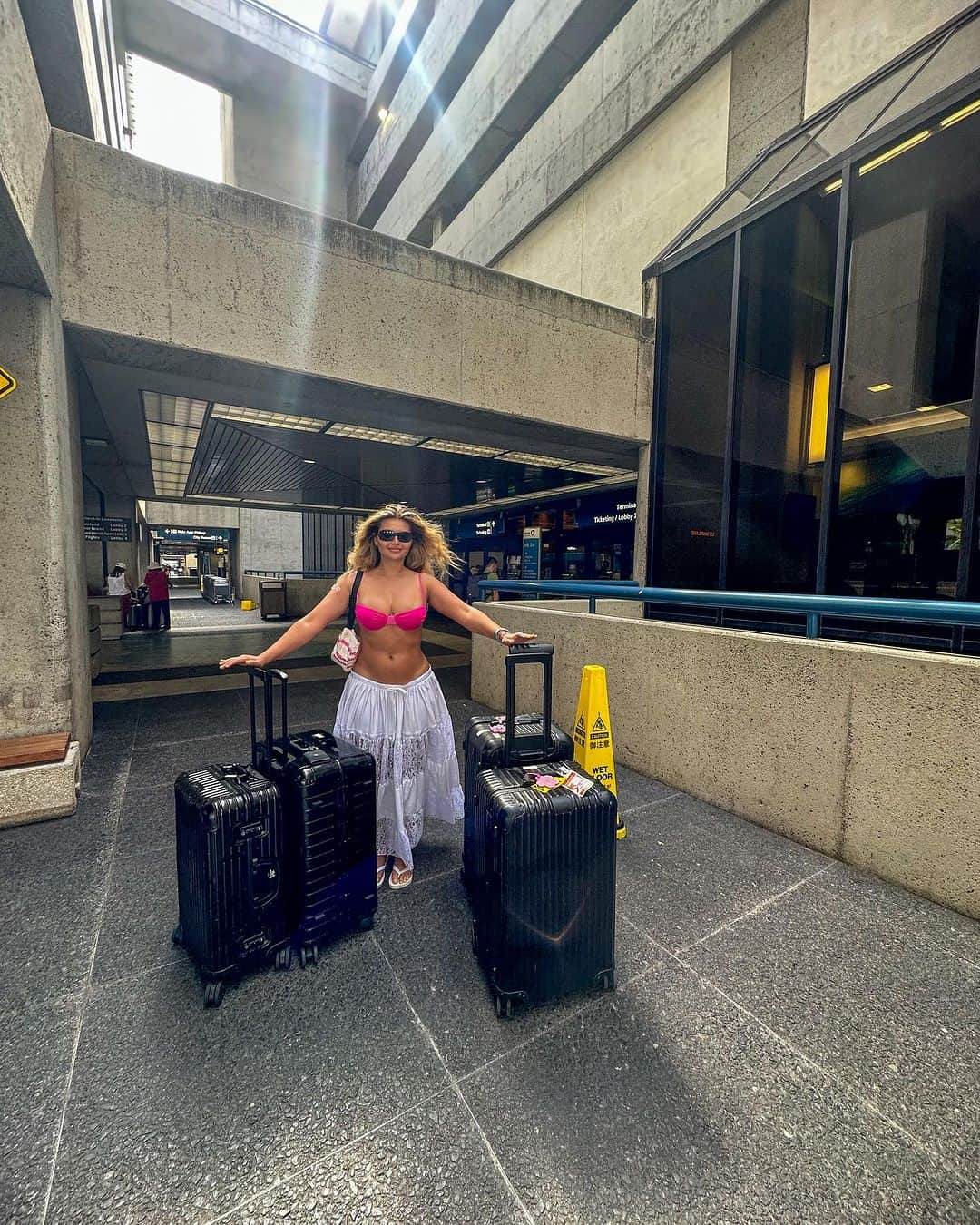 Sofia Jamoraさんのインスタグラム写真 - (Sofia JamoraInstagram)「Idk how I get thru the airport packin around all this heat」11月17日 6時27分 - sofiajamora