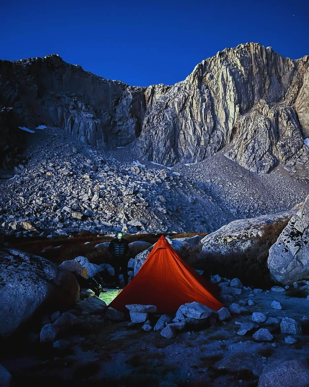 マイケル・トレヴィーノさんのインスタグラム写真 - (マイケル・トレヴィーノInstagram)「11/11/23 Summitted Mount Russell via East Ridge with @calebgauge  Bagged a 14er. Challenging class 3 with moderate/high exposure. Basecamped at Upper Boy Scout Lake.  I do not like Scree….   #california14ers #mountrussell #mountwhitney #thesierras #mountaineering #sloglord」11月17日 6時29分 - michaeltrevino