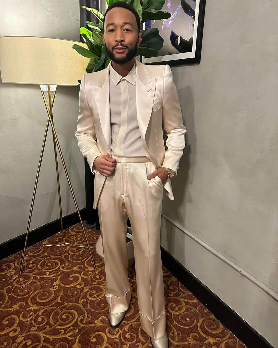 ジョン・レジェンドのインスタグラム：「Last week's trip to the east coast was a special one! Knew you'd show up in all your glory so had to keep the looks extra clean for you @beacontheatre, @foxwoods, and @tillescenter.」