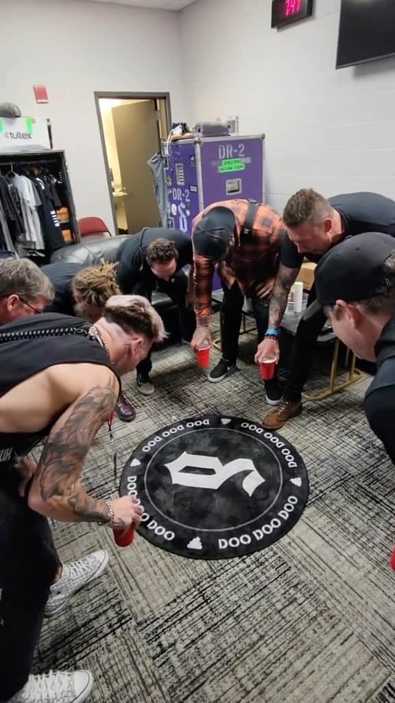 Shinedownのインスタグラム：「Did we doo this right?!! 🤪  Our #1 pre-show rituals is called Doo Doo Time. It sure is different, but it gets us ready to go each night!!!   It goes like this… Has to be done 1 hour before we hit the deck. Everyone grabs a drink of choice. Barry counts it down… 3,2,1 and everyone screams at the top of their lungs DOOOO DOOO TIMEEEE!!!!  #ThrowbackThursday #BeigeFlag #PreshowRitual #TheRevolutionsLiveTour #LiveMusic #TourCrew #ShinedownFamily」