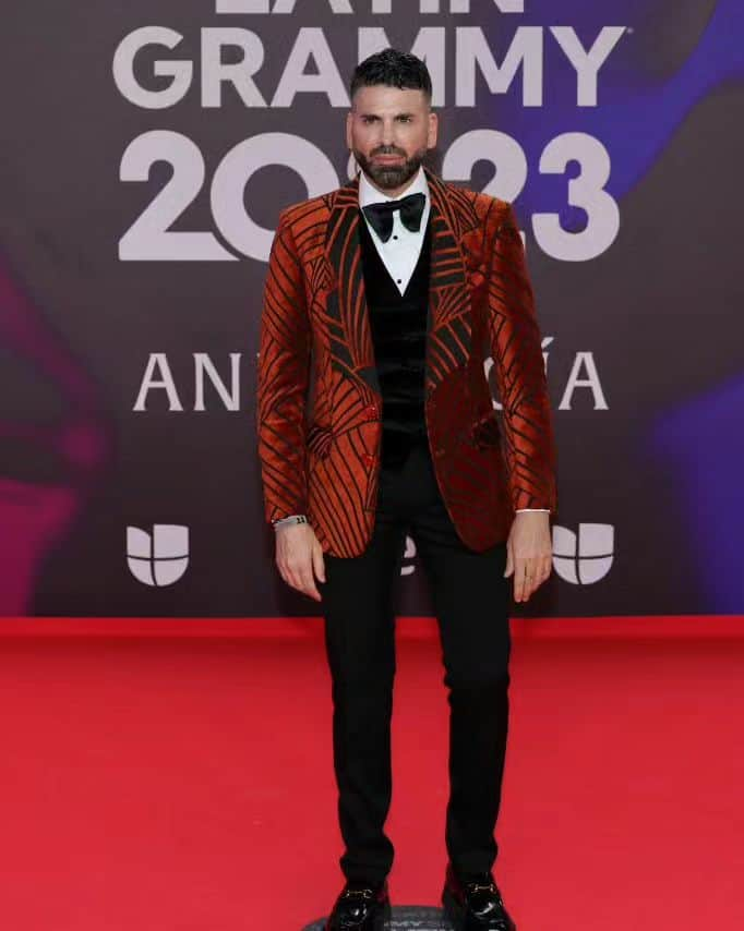 Primer Impactoのインスタグラム：「🤩 ¡Look de impacto! @jomarigoyso también desfiló por la alfombra roja de los Latin Grammy.  📺No te pierdas todos los detalles de la alfombra roja y el show de #LatinGRAMMY ESTA NOCHE desde las 7p/6c por @univision , @unimas y @galavision」