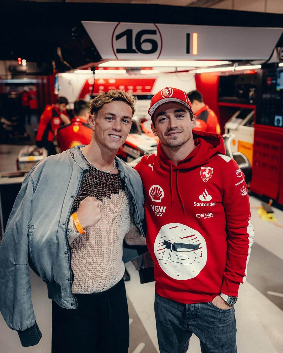 シャルル・ルクレールのインスタグラム：「Friends since school. 🤍  It’s practice day for me in Vegas for the first ever time but it is also the day of Hugo’s first ever fight in the US.  Representing well Monaco 🇲🇨🤍」