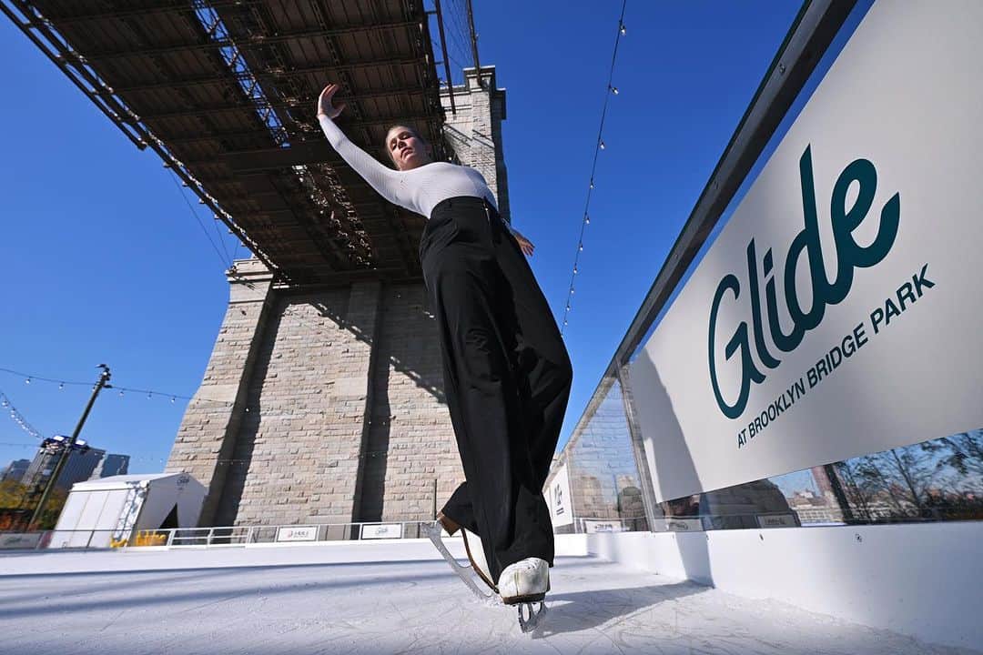 ケイトリン・ウィーバーのインスタグラム：「Inaugural GLIDE at Brooklyn Bridge Park ❄️  Thank you @glidebk @brooklynbridgepark for having me!   📷: Getty images」