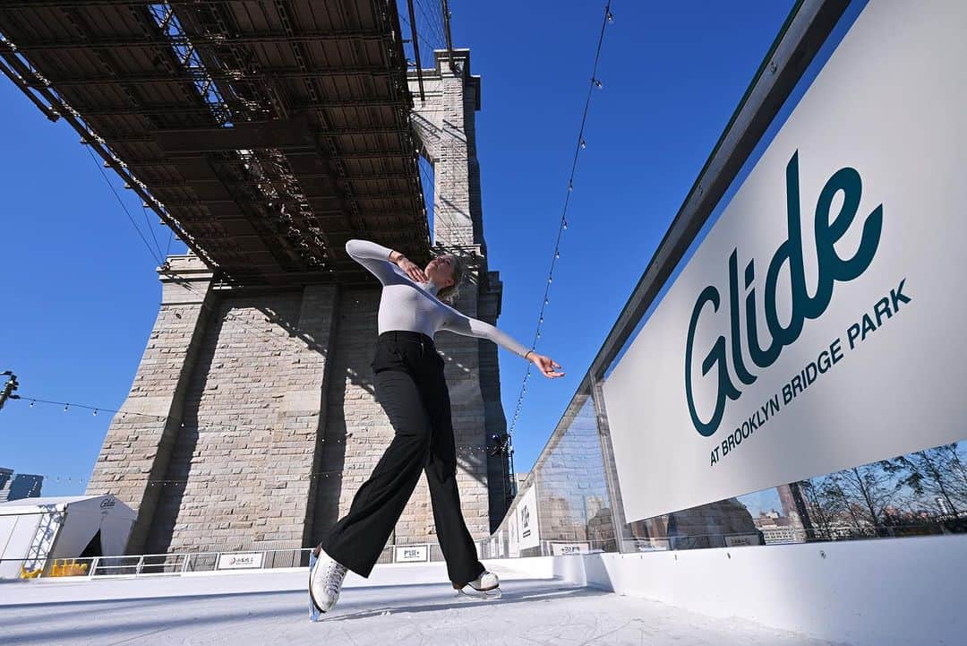 ケイトリン・ウィーバーさんのインスタグラム写真 - (ケイトリン・ウィーバーInstagram)「Inaugural GLIDE at Brooklyn Bridge Park ❄️  Thank you @glidebk @brooklynbridgepark for having me!   📷: Getty images」11月17日 6時44分 - ka2sh