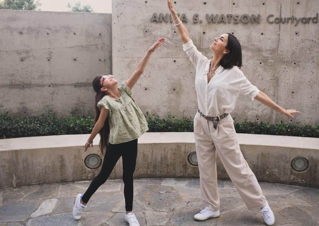 カミーラ・ベルさんのインスタグラム写真 - (カミーラ・ベルInstagram)「Every year I look forward to being paired up with a spectacularly brave young lady to celebrate her Girl Talk graduation.  Established by The Art of Elysium at Children’s Hospital Los Angeles, this program is designed to help those from 6 to 17 years of age who are patients of the plastic surgery department. We giggle, get to know each other… we show their families how much they’ve learned and grown, and we smile… a lot 🩷」11月17日 6時46分 - camillabelle