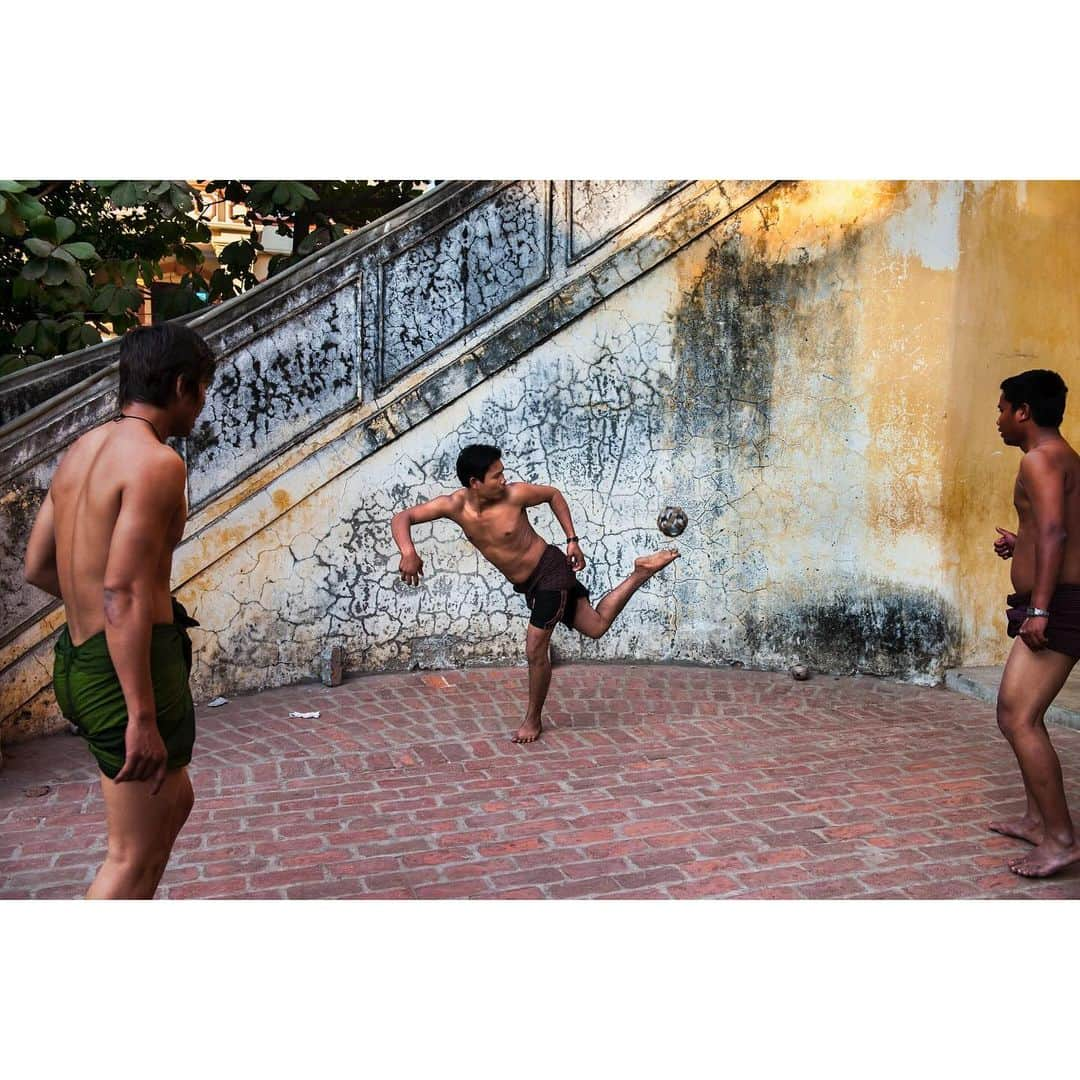 スティーブ・マカリーのインスタグラム：「Men play chinlone, which involves kicking a rattan ball between players. It has been said that chinlone is a game that prioritizes aesthetics over athletics. Mandalay, Myanmar, 2012.」