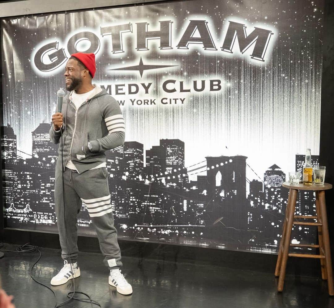 ケビン・ハートのインスタグラム：「Back in the lab….cooking!!! #ComedicRockStarShit」