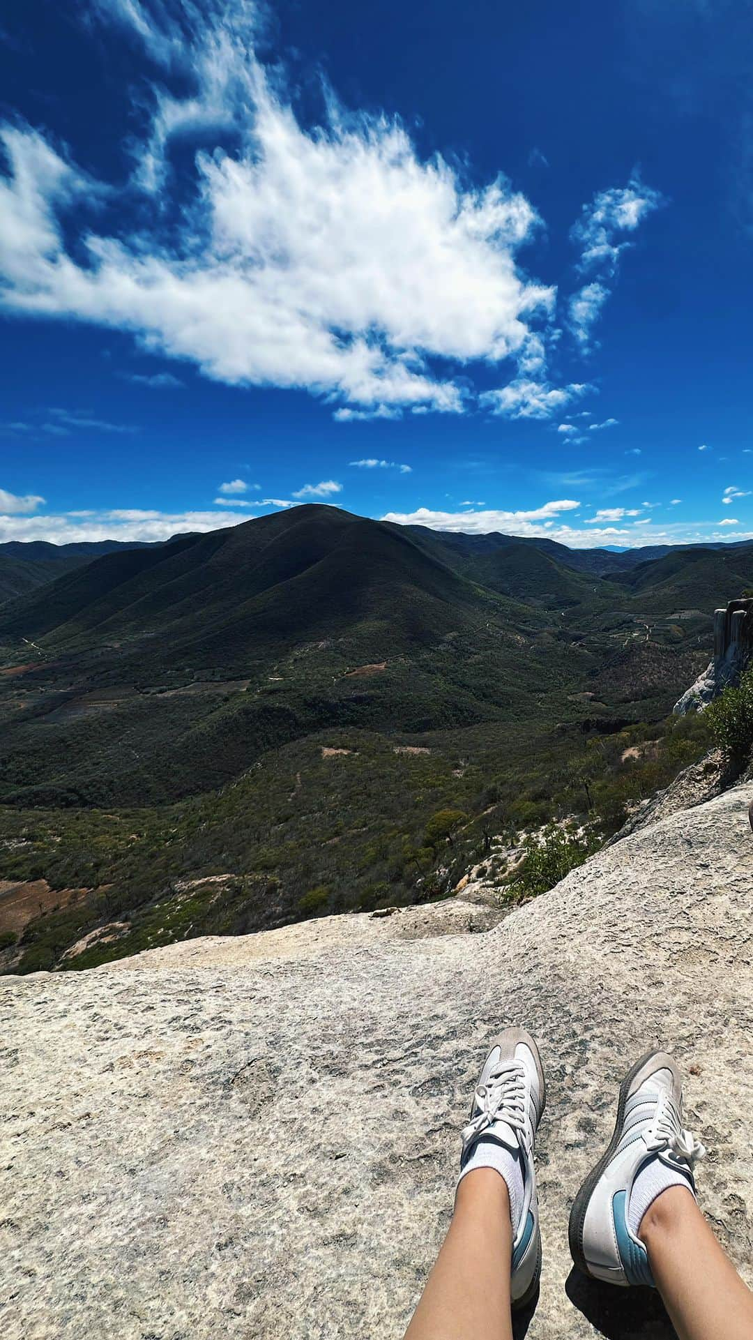 sananasのインスタグラム：「Les cascades pétrifiées Hierve el Agua 💦Ici c’est brushing naturel et tortilla fraîchement préparée 🥰 Ces moments simples et ces paysages me manquent déjà !」