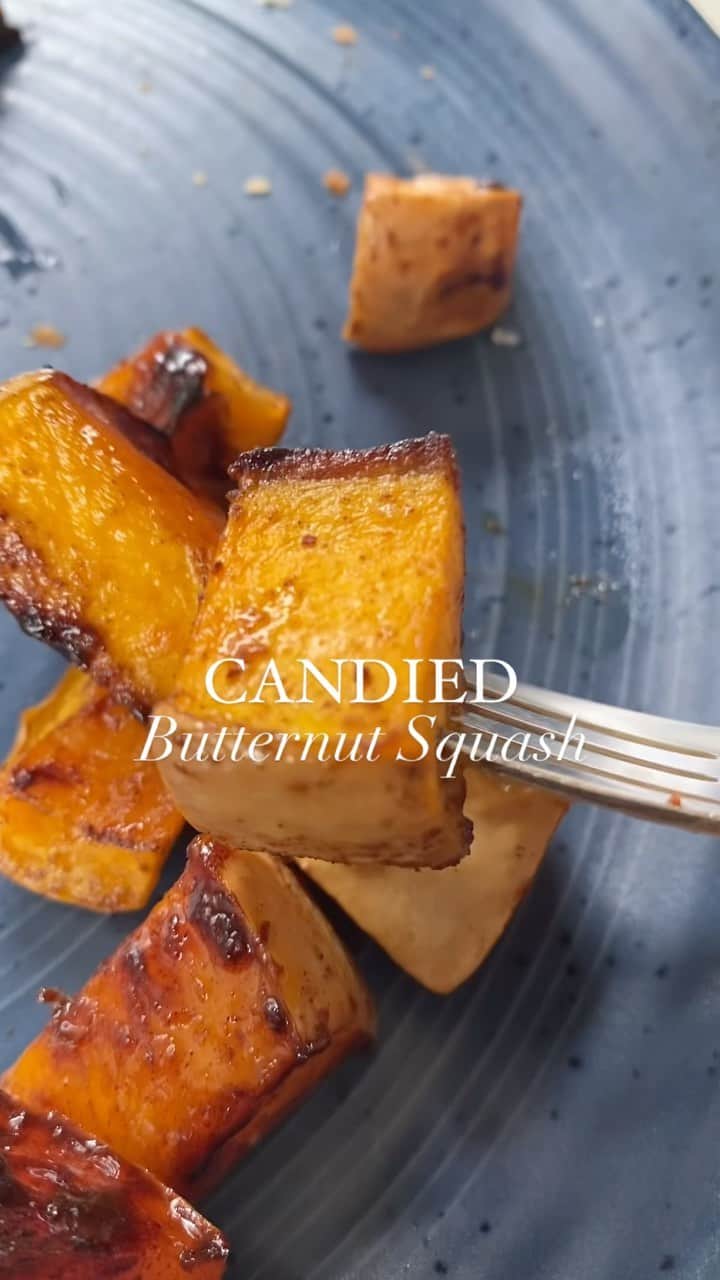 ポリーナ・エドモンズのインスタグラム：「Autumn squash has so much potential. Try this candied butternut squash as a simple yet spruced up side, or in a harvest salad!   -olive oil  -squeeze of lemon -sprinkle of pumpkin pie spice (or cinnamon)  -dash of cayenne pepper  -drizzle of maple syrup  -salt to taste   Mix together and bake for 25-30 minute at 425. Mmm!🧡」