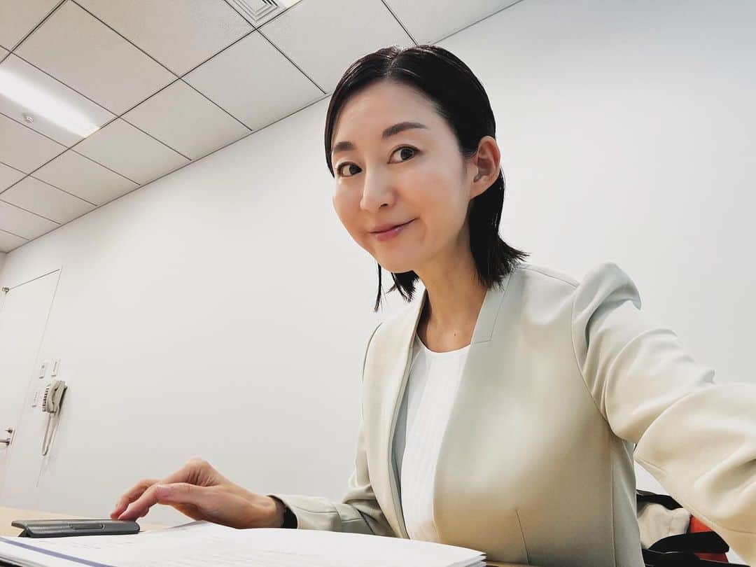 安堂サオリさんのインスタグラム写真 - (安堂サオリInstagram)「不動産関連のセミナー司会。  オンラインでお打ち合わせをさせていただいて、 本番当日を迎えたのですが、 「初めまして！よろしくお願いいたします。」の時点からホーム感漂う温かい雰囲気。  専門的な視点で語られるプロのお話・プレゼンテーションは大変興味深く、私自身も学ばせていただきました。 素晴らしいセミナーでした。  嬉しいお土産までいただいてしまいました。  ありがとうございました！  #セミナー司会 #司会者 #MC #大阪アナウンサー #不動産セミナー #グランフロント」11月17日 6時57分 - saorian