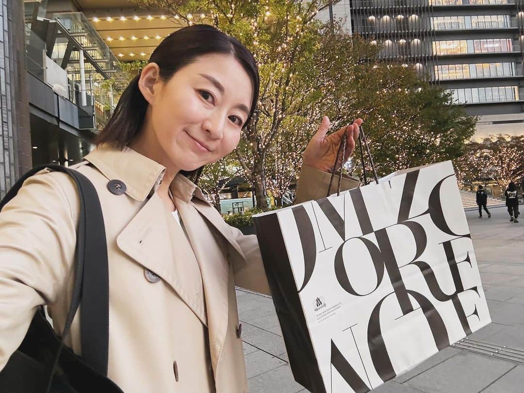 安堂サオリさんのインスタグラム写真 - (安堂サオリInstagram)「不動産関連のセミナー司会。  オンラインでお打ち合わせをさせていただいて、 本番当日を迎えたのですが、 「初めまして！よろしくお願いいたします。」の時点からホーム感漂う温かい雰囲気。  専門的な視点で語られるプロのお話・プレゼンテーションは大変興味深く、私自身も学ばせていただきました。 素晴らしいセミナーでした。  嬉しいお土産までいただいてしまいました。  ありがとうございました！  #セミナー司会 #司会者 #MC #大阪アナウンサー #不動産セミナー #グランフロント」11月17日 6時57分 - saorian