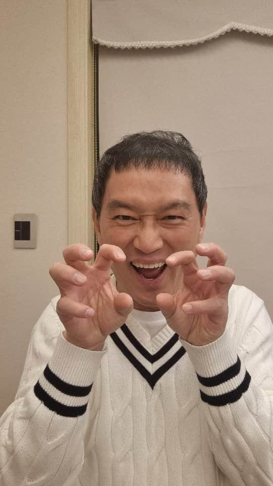 のインスタグラム：「아침긍정확언 717일째!  겸손하게 훔쳐라!!!  #고명환  #고명환글 #고명환낭독 #오디오북 #비디오북치열하게시리즈 #독서스타그램 #글쓰기 #인문학 #북스타그램 #책스타그램 #경제적자유 #아침긍정확언 #이책은돈버는법에관한이야기 #천일동지 #1000일동지 #천동 #나는어떻게삶의해답을찾는가」