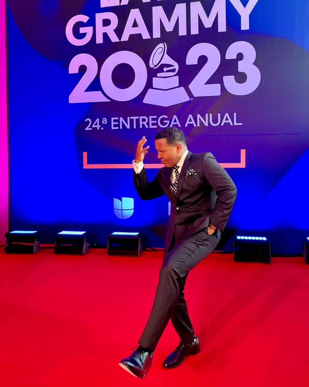 Primer Impactoのインスタグラム：「👏🏻 ¡Qué bien!  @tdandrades con toda la actitud en la alfombra roja de los Latin Grammy.  📺 No te pierdas todos los detalles de la alfombra roja y el show de #LatinGRAMMY ESTA NOCHE desde las 7p/6c por @univision , @unimas y @galavision」