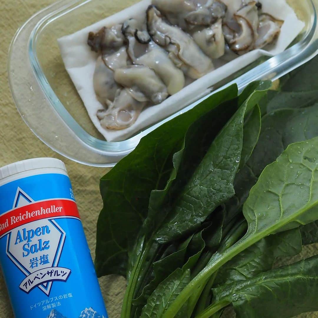 アルペンザルツ公式Instagramさんのインスタグラム写真 - (アルペンザルツ公式InstagramInstagram)「レシピあり 「牡蠣とほうれん草のグラタン」の作り方 * 牡蠣の旨みがぎゅっと詰まった寒い日に嬉しいグラタンのご紹介❤︎ * 今回のレシピは、 @wappadegohann さんに作ってもらいました！ * ∴♔∴∴♔∴∴♔∴∴♔∴∴♔∴∴♔∴∴♔∴∴♔∴∴♔∴∴♔∴ 気軽にフォローして下さいね❤︎ いいねやコメントも励みになります！ 公式アカウント⇰〖 @alpensalz_jp 〗 ∴♔∴∴♔∴∴♔∴∴♔∴∴♔∴∴♔∴∴♔∴∴♔∴∴♔∴∴♔∴ * [*Ryo*さんからのワンポイント] 牡蠣から出てきたスープは捨てずにホワイトソースに混ぜ込んでください。焼き色、塩分はお好みで調整してください。 * ∴♔∴∴♔∴ Ⓡ Ⓔ Ⓒ Ⓘ Ⓟ Ⓔ ∴♔∴∴♔∴ * 牡蠣・・・100ｇ ほうれん草・・・2株 しめじ・・・1/2パック ベーコン・・・2枚 ペンネ・・・20ｇ バター・・・20ｇ 小麦粉・・・大さじ2杯 白ワイン又は酒・・・50cc 牛乳・・・200cc～ アルペンザルツ・・・小さじ1/4杯 顆粒コンソメ、胡椒・・・少々 シュレッドチーズ・・・適量 パン粉・・・少々 オリーブオイル・・・適量 * * 【作り方】 ①ペンネはアルペンザルツ少々（分量外）を入れたお湯で茹でておく。 牡蠣はアルペンザルツ水でふり洗いし水気をきっておく。 ほうれん草は茹でて2センチ幅に切る。 しめじは手でほぐし、ベーコンは1センチ幅に切る。 * ②フライパンにオリーブオイルを熱し、牡蠣を入れ両面さっと焼く。 白ワインを加えて蓋をし中火で30秒ほど蒸し焼きにする。 汁ごと取り出す。 * ③フライパンにバターを入れ、ベーコン、しめじを炒める。 * ④火が通ったら、小麦粉を加え粉っぽさが無くなるまで炒める。 * ⑤牛乳と牡蠣の蒸し汁を合わせて300ccにしたものを少しずつ加えのばしていく。耐熱皿に入れシュレッドチーズ、パン粉をのせオーブンで焦げ目が付くまで焼く。 * * #アルペンザルツ #塩 #美味しい塩 * #今日のごはん #手作りごはん #簡単レシピ #おかず #レシピ #食卓 #節約 #献立 #家庭料理 #節約生活 #自炊 #ランチ #家ごはん #時短レシピ #簡単レシピ #おいしい #料理 #美味しい #おうちごはん #手作り料理 #手料理 #料理好きな人と繋がりたい #牡蠣　#グラタン」11月17日 7時03分 - alpensalz_jp