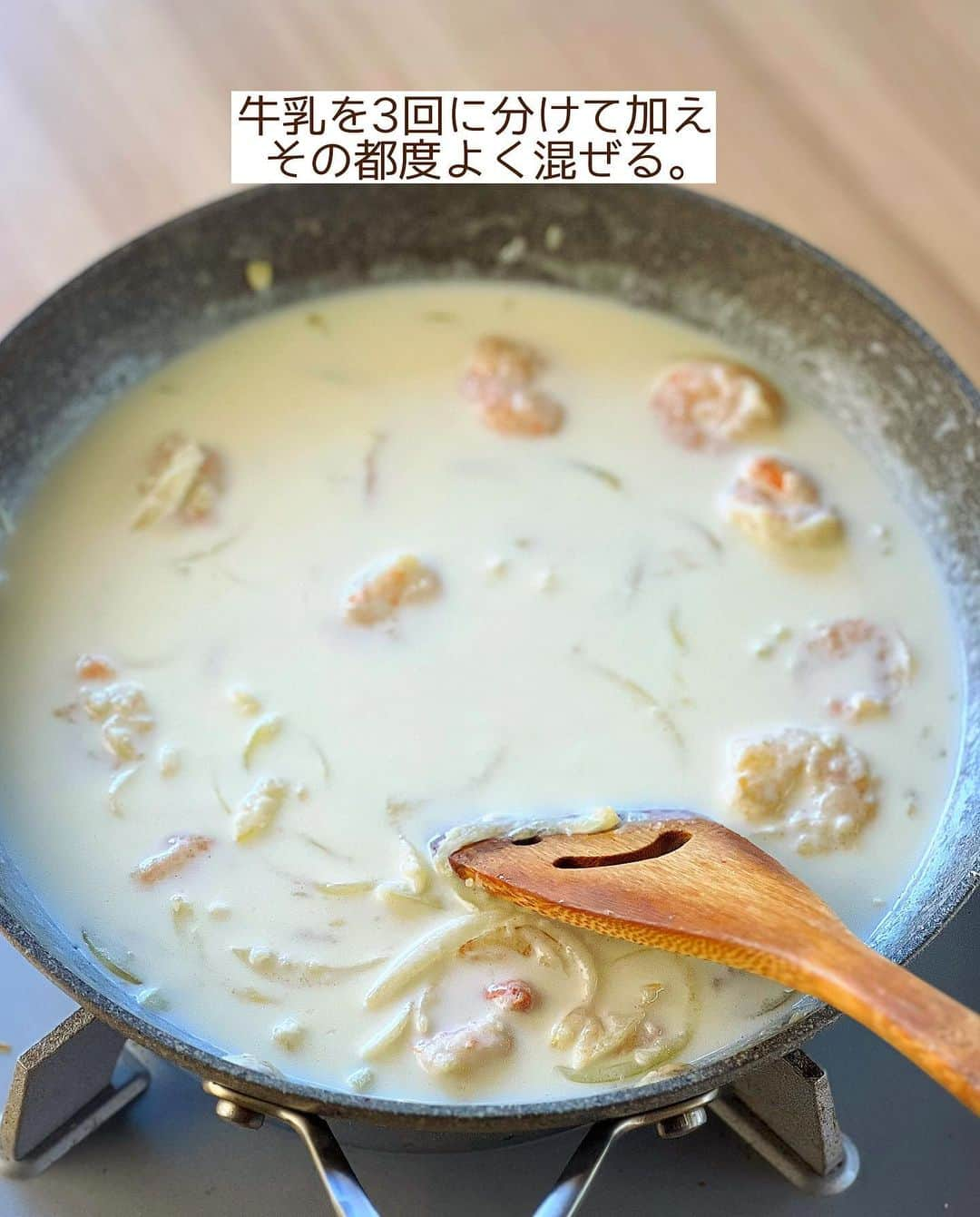 Mizuki【料理ブロガー・簡単レシピ】さんのインスタグラム写真 - (Mizuki【料理ブロガー・簡単レシピ】Instagram)「・具もソースもフライパン1つで💕 ⁡ ［#レシピ ］ ーーーーーーーーーーーーーーーーー 別茹でなし！えびマカロニグラタン ーーーーーーーーーーーーーーーーー ⁡ ⁡ ⁡ おはようございます☺️ ⁡ 昨日リールでご紹介したレシピの 静止画バージョンです✨ ⁡ ⁡ ▼ ▼ ▼ ▼ ▼ ▼ ⁡ ⁡ マカロニの別茹でなしでできる \ えびマカロニグラタン / ⁡ 生クリームもホワイトソースも不要💕 フライパンひとつで具もソースもできる 超簡単お手軽レシピです✨ ⁡ えびの代わりに鶏肉 ブロッコリーの代わりにきのこを使う などなど、アレンジもできるので お気軽にお試し下さいね🥰 ⁡ ⁡ ⁡ ⋱⋰ ⋱⋰ ⋱⋰ ⋱⋰ ⋱⋰ ⋱⋰ ⋱⋰ 📍簡単・時短・節約レシピ更新中  Threadsもこちらから▼ @mizuki_31cafe ⁡ 📍謎の暮らし＆変なライブ垢 @mizuki_kurashi ⋱⋰ ⋱⋰ ⋱⋰ ⋱⋰ ⋱⋰ ⋱⋰ ⋱⋰ ⁡ ⁡ ⁡ ＿＿＿＿＿＿＿＿＿＿＿＿＿＿＿＿＿＿＿ 【2人分】 むきえび(下処理済みのもの)...100g 玉ねぎ...1/4個 ブロッコリー...1/2個(100g) マカロニ(ゆで時間3分のもの)...40g バター...20g 薄力粉...大2.5 牛乳...450ml ⚫︎コンソメ...小1 ⚫︎塩こしょう...少々 ピザ用チーズ...好きなだけ ⁡ 1.玉ねぎは薄切りにする。ブロッコリーは小さめの小房に分ける。 2.フライパンにバターを中火で熱し、えびと玉ねぎを炒める。玉ねぎがしんなりしたら薄力粉を加え、弱めの中火で1分炒める。 3.牛乳を3回に分けて加え、その都度よく混ぜる。次にマカロニ、ブロッコリー、⚫︎を加え、混ぜながらとろみが付くまで3〜4分煮る。 4.耐熱皿に入れてチーズをのせ、トースターで焼き色が付くまで焼く。 ￣￣￣￣￣￣￣￣￣￣￣￣￣￣￣￣￣￣￣ ⁡ ⁡ 《ポイント》 ♦︎薄力粉を加えたら、全体にしっかり馴染むようにしっかり1分炒めてください♩ ♦︎工程3でマカロニやブロッコリーが多少かたくても大丈夫です！焼いている間に火が通ります♩ ♦︎やさしい味わいです♩濃い味付けがお好きな方はコンソメを増量しても◯ ♦︎この材料、分量で諸々計算しておりますので(分量やマカロニの種類など)、なるべくこのまま作っていただけると有難いです！もしアレンジされる場合は調節してください🙇‍♀️ ⁡ ⁡ ⁡ ⁡ ⁡ ⁡ ⋱⋰ ⋱⋰ ⋱⋰ ⋱⋰ ⋱⋰ ⋱⋰ ⋱⋰  愛用している調理器具・器など   #楽天ROOMに載せてます ‎𐩢𐩺  (ハイライトから飛べます🕊️) ⋱⋰ ⋱⋰ ⋱⋰ ⋱⋰ ⋱⋰ ⋱⋰ ⋱⋰ ⁡ ⁡ ⁡ ⁡ ⁡ ✼••┈┈┈┈┈••✼••┈┈┈┈┈••✼ 今日のごはんこれに決まり！ ‎𓊆#Mizukiのレシピノート 500品𓊇 ✼••┈┈┈┈┈••✼••┈┈┈┈┈••✼ ⁡ ˗ˏˋ おかげさまで25万部突破 ˎˊ˗ 料理レシピ本大賞準大賞を受賞しました✨ ⁡ 6000点の中からレシピを厳選し まさかの【500レシピ掲載】 肉や魚のメインおかずはもちろん 副菜、丼、麺、スープ、お菓子 ハレの日のレシピ、鍋のレシピまで 全てこの一冊で完結 𓌉◯𓇋 (全国の書店・ネット書店で発売中) ⁡ ⁡ ⁡ ⁡ ⁡ ⁡ #グラタン #えび #マカロニグラタン #マカロニ #牛乳レシピ #ブロッコリー #ブロッコリーレシピ #節約料理  #簡単料理  #時短料理 #mizukiレシピ  #時短レシピ #節約レシピ #簡単レシピ」11月17日 7時17分 - mizuki_31cafe