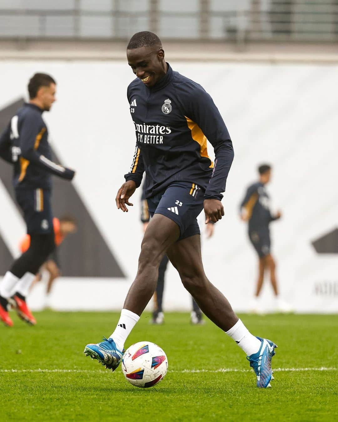 レアル・マドリードさんのインスタグラム写真 - (レアル・マドリードInstagram)「😁 @Ferland_Mendy 😁 #RMCity」11月17日 7時08分 - realmadrid