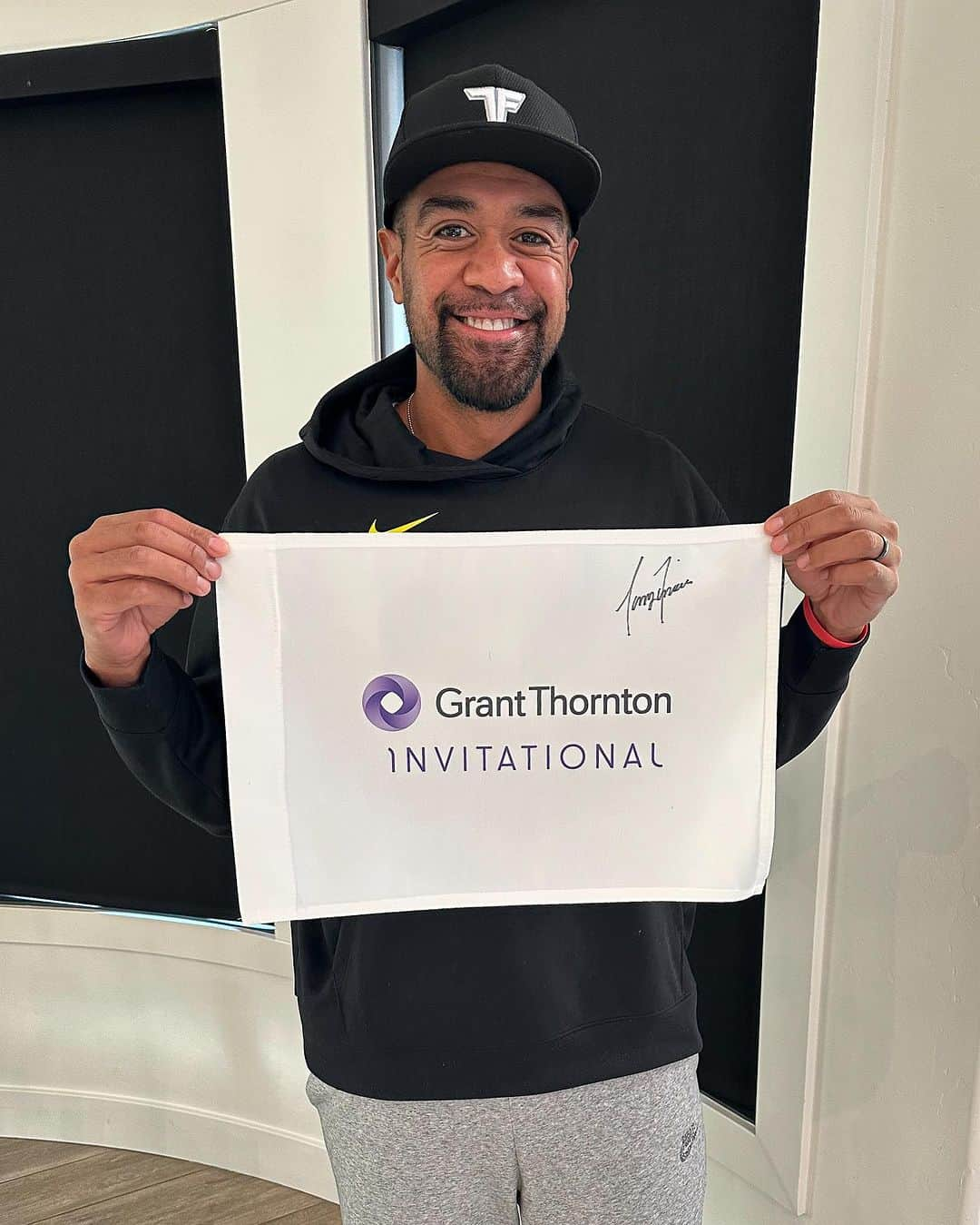 トニー・フィナウさんのインスタグラム写真 - (トニー・フィナウInstagram)「🚨GIVEAWAY🚨 Excited to make history here in a few weeks with the @pgatour and @lpga_tour at the Grant Thornton Invitational, Dec 8-10 in Naples! I’m giving away this pin flag that will also be signed by my teammate, @nellykorda and fellow Grant Thornton Ambassadors @cameron__champ, @rickiefowler, @melreidgolf and @realmikewilbon.   To enter to win, follow @grantthorntoninv and like this post! 🤙🏾」11月17日 7時09分 - tonyfinaugolf