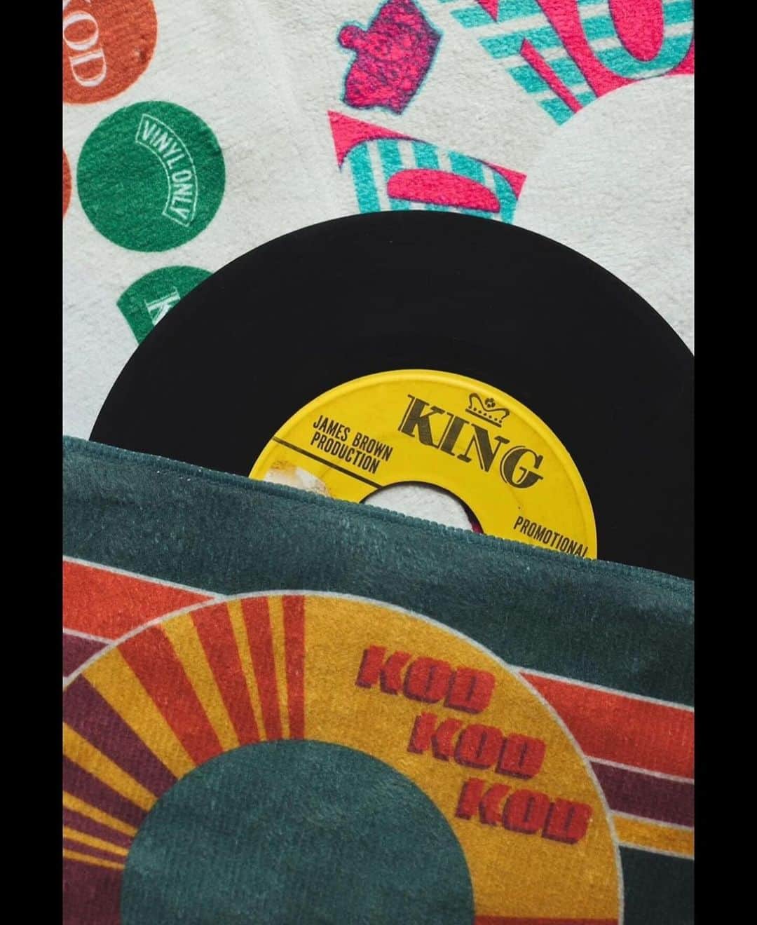 MUROのインスタグラム：「おはようございます〜☂️  7インチレコードサイズのタオルハンカチが完成✨👑 @king_of_diggin #kingofdiggin #kod_tfm  #千代田ホテル #45friday 🍩　#タオルハンカチ」