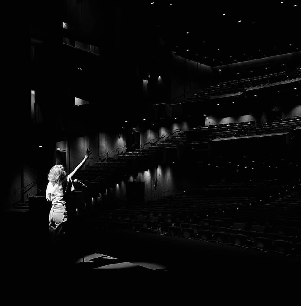 クリスティン・チェノウェスのインスタグラム：「Every time I step on a stage, I feel like I’m home. Any stage. Any state. Any country. When I’m there, I know I’m home.」