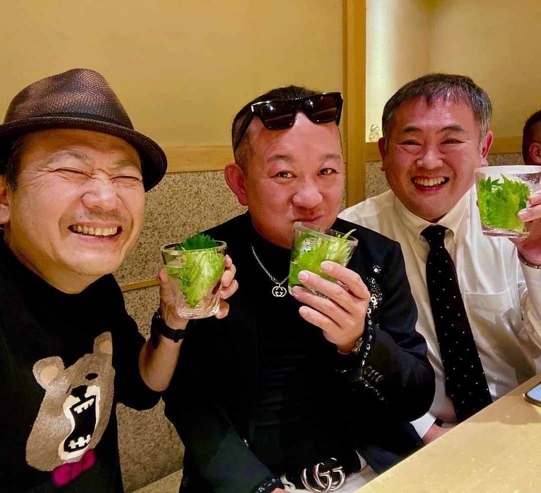 鎧塚俊彦さんのインスタグラム写真 - (鎧塚俊彦Instagram)「昨晩は大好きな「鮨さいとう」に初めてタケちゃんが来てくれました😄⤴️。 相変わらず無茶苦茶美味しく楽しい夜でした＼(^o^)／❗️。 #toshiyoroizuka #鎧塚俊彦　#トシヨロイヅカ　#鮨さいとう　#柴田武　#すし」11月17日 7時29分 - toshiyoroizuka