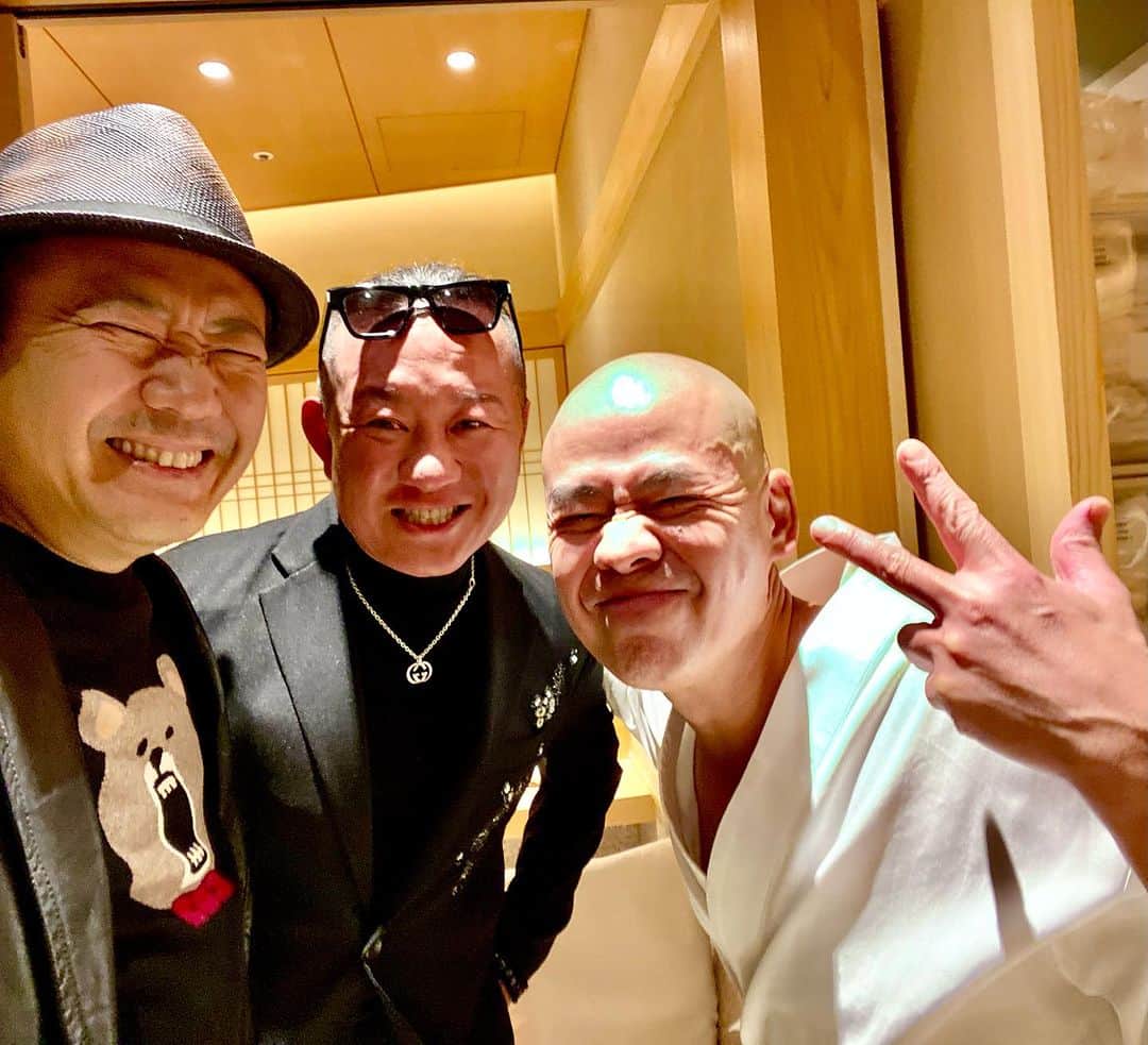 鎧塚俊彦さんのインスタグラム写真 - (鎧塚俊彦Instagram)「昨晩は大好きな「鮨さいとう」に初めてタケちゃんが来てくれました😄⤴️。 相変わらず無茶苦茶美味しく楽しい夜でした＼(^o^)／❗️。 #toshiyoroizuka #鎧塚俊彦　#トシヨロイヅカ　#鮨さいとう　#柴田武　#すし」11月17日 7時29分 - toshiyoroizuka