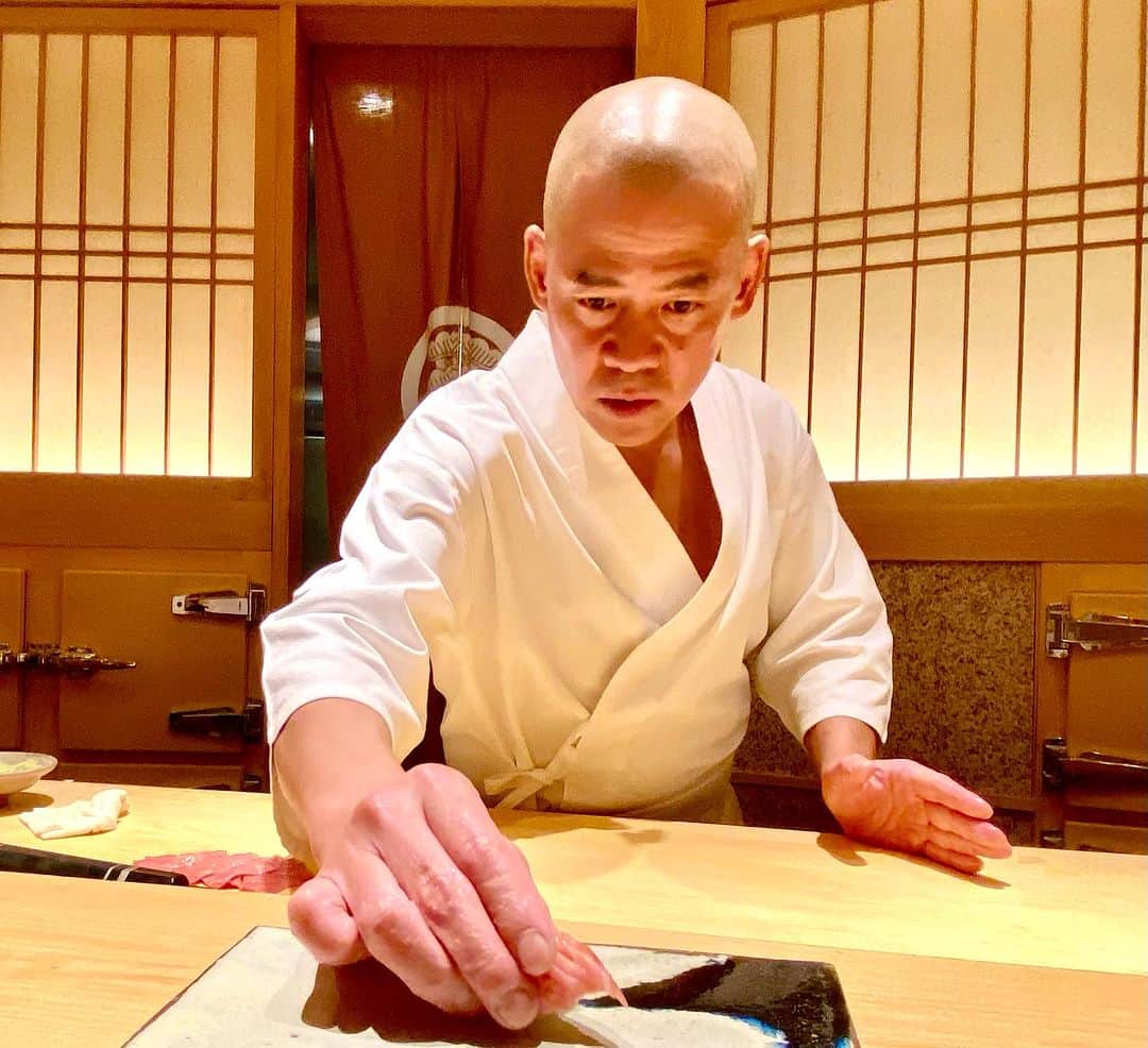 鎧塚俊彦さんのインスタグラム写真 - (鎧塚俊彦Instagram)「昨晩は大好きな「鮨さいとう」に初めてタケちゃんが来てくれました😄⤴️。 相変わらず無茶苦茶美味しく楽しい夜でした＼(^o^)／❗️。 #toshiyoroizuka #鎧塚俊彦　#トシヨロイヅカ　#鮨さいとう　#柴田武　#すし」11月17日 7時29分 - toshiyoroizuka