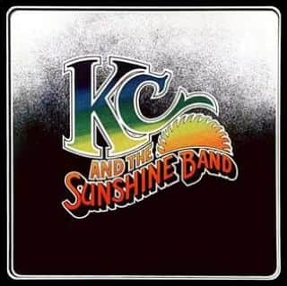 中村松江のインスタグラム：「今日の一曲はKC and the Sunshine Bandで『That's the Way (I Like It)』です✨ アルバム「KC and the Sunshine Band」に収録。 アメリカのバンド、KC&ザ・サンシャイン・バンドが1975年にリリースしたデビューアルバムからの大ヒット曲です✨ “ディスコ”で何回聴いたことか😄 テンションが上がる名曲です🎶 (№1533) #歌舞伎 #中村松江 #kcandthesunshineband #that'stheway(ilikeit)」