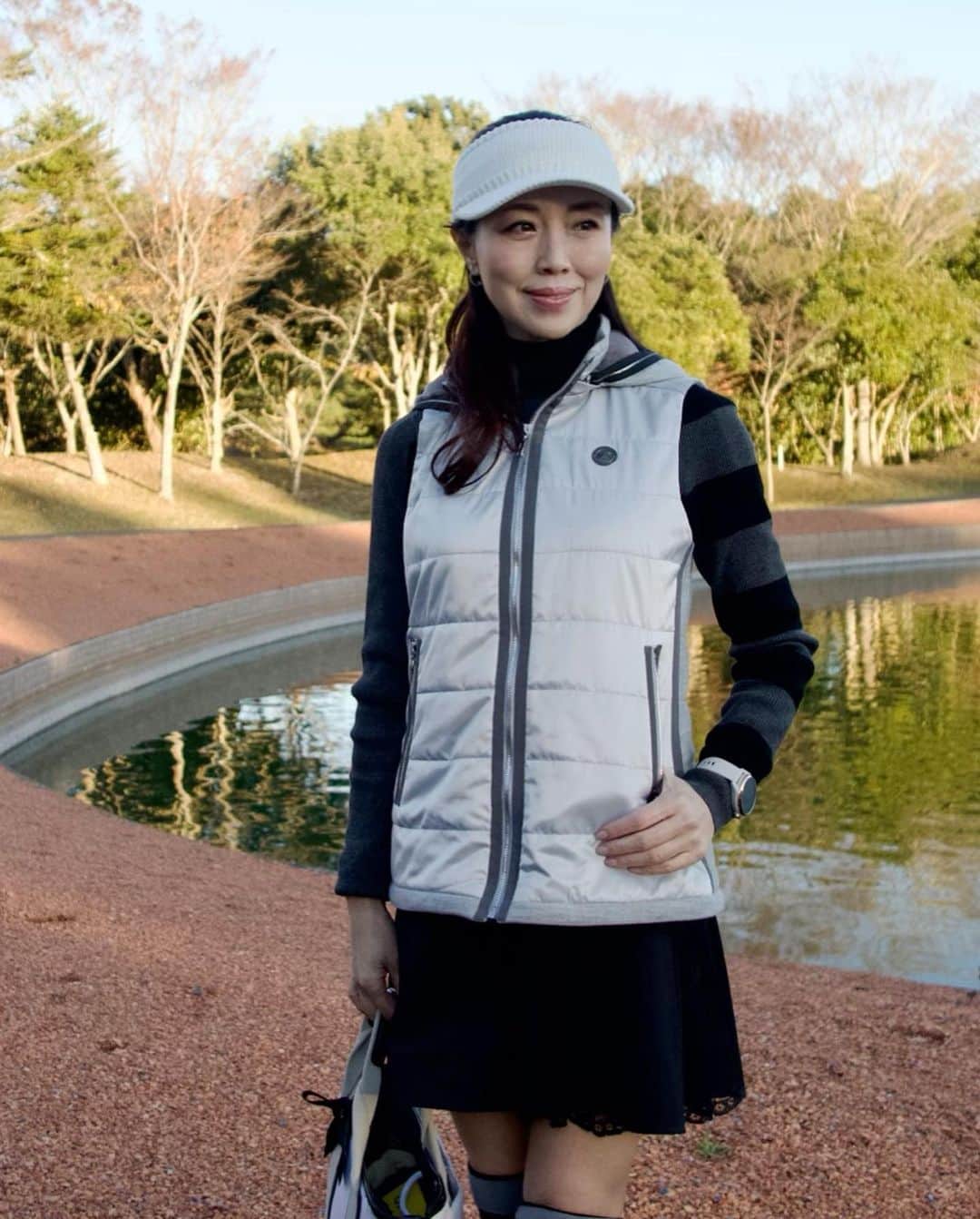 ImotoEtsuyo さんのインスタグラム写真 - (ImotoEtsuyo Instagram)「#おはようございます  ・ ・ 昨夜投稿した #ラウンドレッスン  で着用していた #ゴルフウェア は @lanvin_sport_  のもの。 ・ ・ モノトーンでまとめた 大人女子ゴルフコーデ にしてみました。  しっとりしたタッチ、肌触りも 着心地もとても良く、 一枚でも、アウターのインナーとしても 大活躍しそうなセーター。  編地がリブの仕立てになっていて フィット感があり、女性らしいシルエット！ 着痩せして見えるかも🤍  スカートは 上質なサテンのような光沢感があり プリーツが女性らしさを演出。 ポイントでプリーツ部分にレースが 施されているのも大人可愛く 上品な印象。  #サンバイザー #ニーハイソックス #カートバッグ 全て @lanvin_sport_  #ランバンスポール #lanvinsport  ・ #ゴルフ #ゴルフ女子  #golf  #golfwear  #ゴルフファッション  #ゴルフコーデ  #モノトーン  #モノトーンコーデ  #大人ゴルフコーデ  #アラフィフ  #アラフィフゴルフ女子 #pgm南市原ゴルフクラブ #pr」11月17日 7時31分 - bisuhada