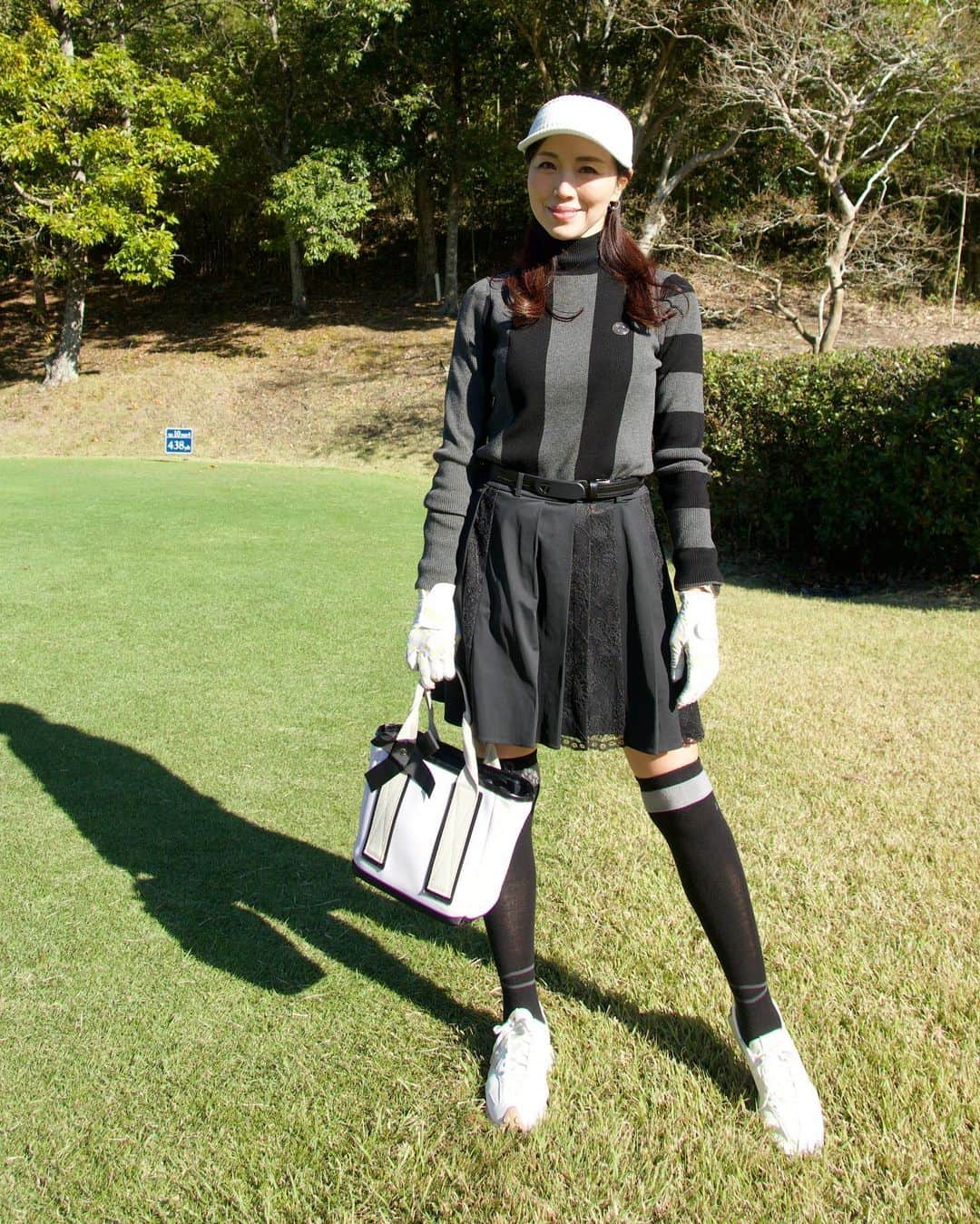 ImotoEtsuyo さんのインスタグラム写真 - (ImotoEtsuyo Instagram)「#おはようございます  ・ ・ 昨夜投稿した #ラウンドレッスン  で着用していた #ゴルフウェア は @lanvin_sport_  のもの。 ・ ・ モノトーンでまとめた 大人女子ゴルフコーデ にしてみました。  しっとりしたタッチ、肌触りも 着心地もとても良く、 一枚でも、アウターのインナーとしても 大活躍しそうなセーター。  編地がリブの仕立てになっていて フィット感があり、女性らしいシルエット！ 着痩せして見えるかも🤍  スカートは 上質なサテンのような光沢感があり プリーツが女性らしさを演出。 ポイントでプリーツ部分にレースが 施されているのも大人可愛く 上品な印象。  #サンバイザー #ニーハイソックス #カートバッグ 全て @lanvin_sport_  #ランバンスポール #lanvinsport  ・ #ゴルフ #ゴルフ女子  #golf  #golfwear  #ゴルフファッション  #ゴルフコーデ  #モノトーン  #モノトーンコーデ  #大人ゴルフコーデ  #アラフィフ  #アラフィフゴルフ女子 #pgm南市原ゴルフクラブ #pr」11月17日 7時31分 - bisuhada