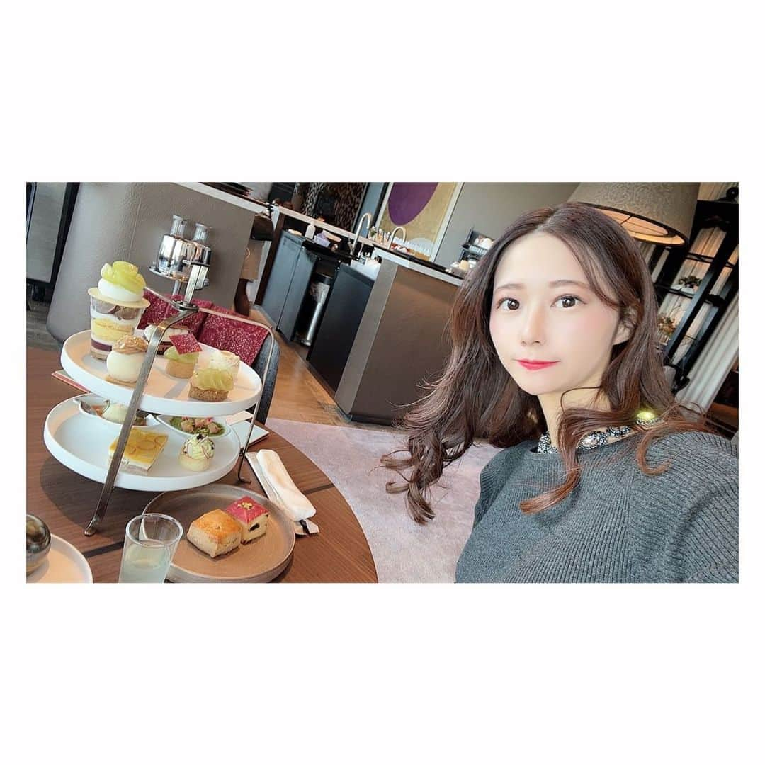 澤田百合亜のインスタグラム：「良い景色でのヌン活です。  #ヌン活 #fourseasons  #fourseasonshotel  #大手町 #アフヌン #アフタヌーンティー #シャインマスカット」