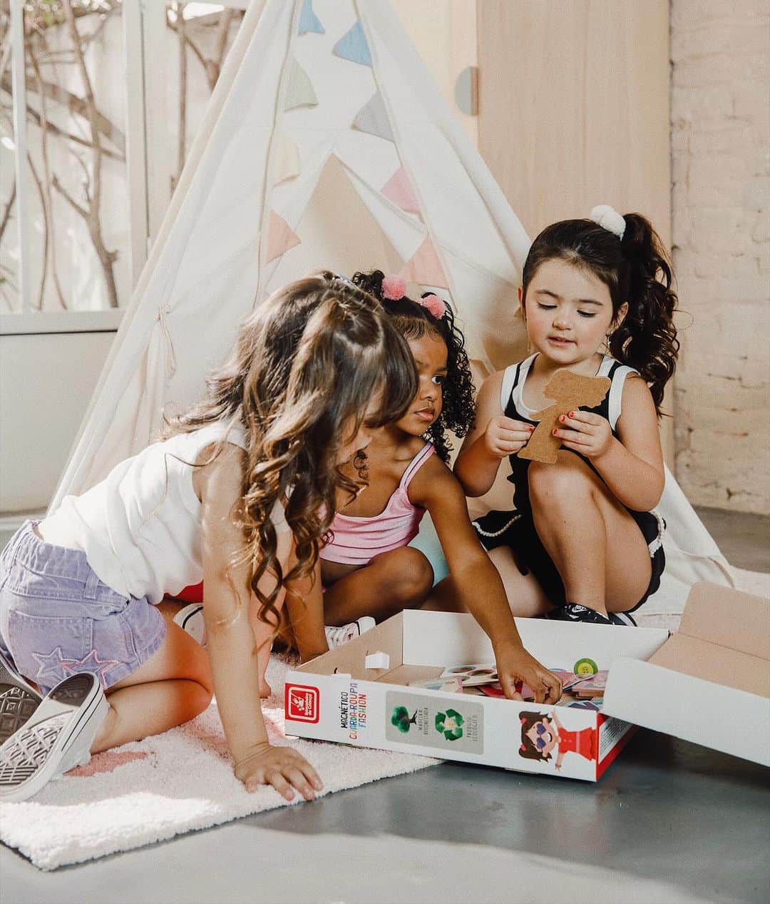 Mariana Sampaioのインスタグラム：「Véspera de aniversário eu fico sensível kkkk 🥹 fiquei emocionada e reflexiva revendo essas fotos da campanha Mundo da Luli com @queteencante 🫶🏻  Isso me fez lembrar de ontem, que eu tava meio pra baixo (sempre que meu aniversário vai chegando, fico assim), e eu caí, bati os joelhos e chorei tanto 😂 eu chorei porque doeu, chorei porque fiquei com pena da Luísa preocupada, chorei quando ela veio me acalmar. Acho que eu já queria chorar, e esse foi só um pretexto pra isso.  E aí, a Luísa revirou a casa toda atrás de “coisas” para me dar de presente e me agradar. Escreveu cartões, me deu as balas que tinha ganhado, a massinha que tinha modelado, me maquiou, fez gelo no meu joelho e em algum momento, simplesmente me falou: “mamãe, o que você quiser eu faço”. Eu disse: “filha, você já é tudo que a mamãe precisa.”  Ser parte do Mundo da Luli é assim. Todos os dias eu ganho presente. Nem sempre é uma massinha. Quase nunca uma balinha. Às vezes, ela me faz cartões. Alguns dias, traz flores. Mas em todos - TODOS - eles, eu sou presenteada com a felicidade de ser mãe da Luísa.  ❤️」