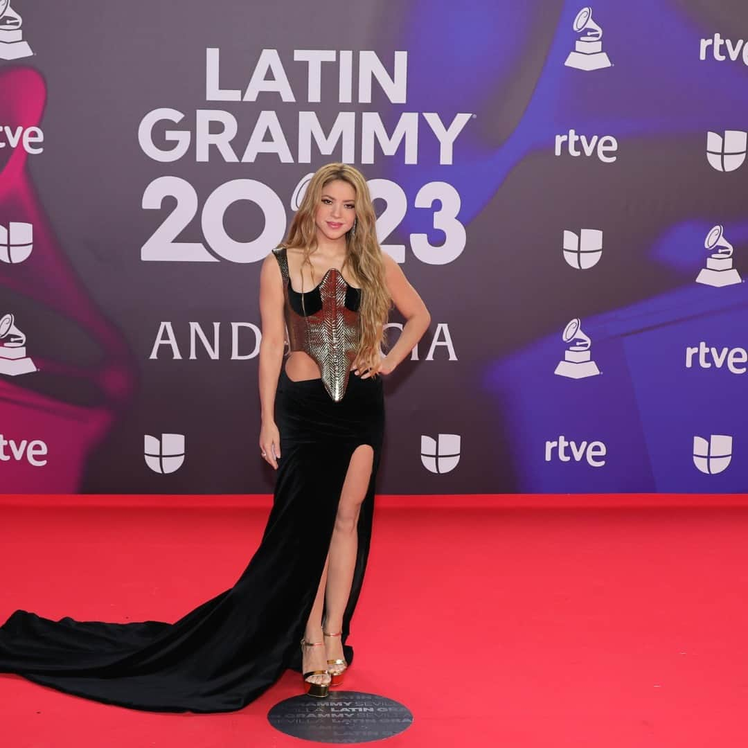 Despierta Americaのインスタグラム：「¡La gran noche llegó! Un derroche de moda y estilo hemos podido presenciar en la alfombra roja de #LatinGRAMMY desde Sevilla 💃 ¡La gran fiesta de la música ha comenzado! 🤩」