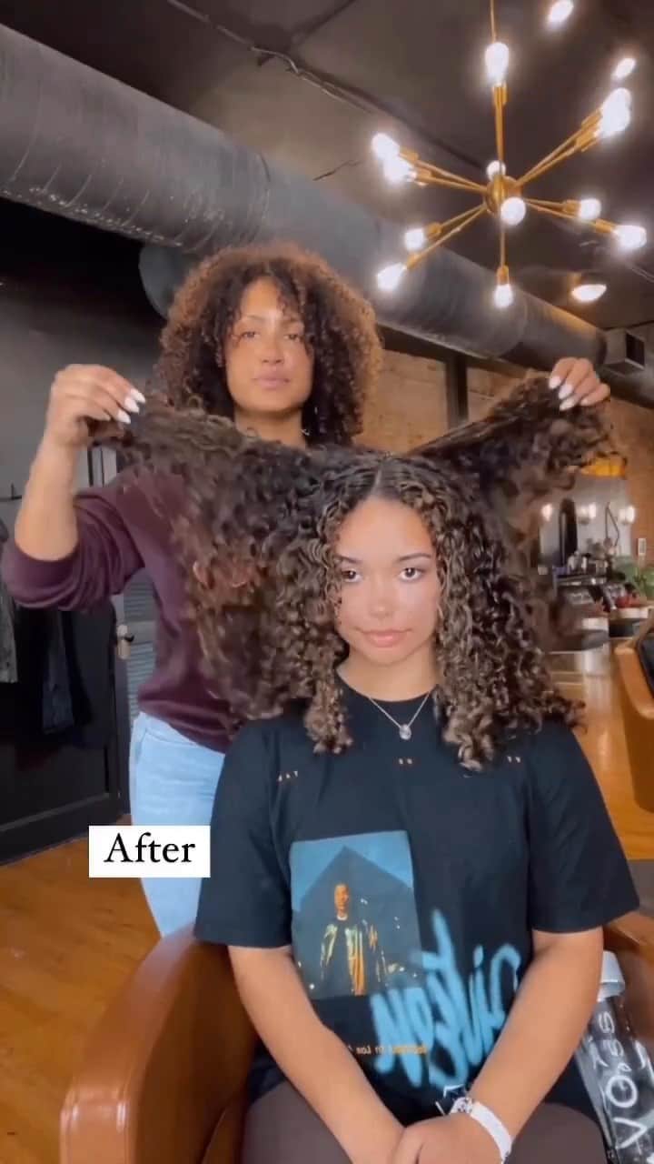 CosmoProf Beautyのインスタグラム：「Look at the curl transformation @HairByMonicaCher did using @WellaUSA Shinefinity!. Look how healthy and shiny her client's hair looks.  Visit us online or in-store today to try @WellaHairUSA Shinefinity on your textured clients today.  #CosmoProf #WellaHairUSA #TexturedHair #CurlyHairstyling」