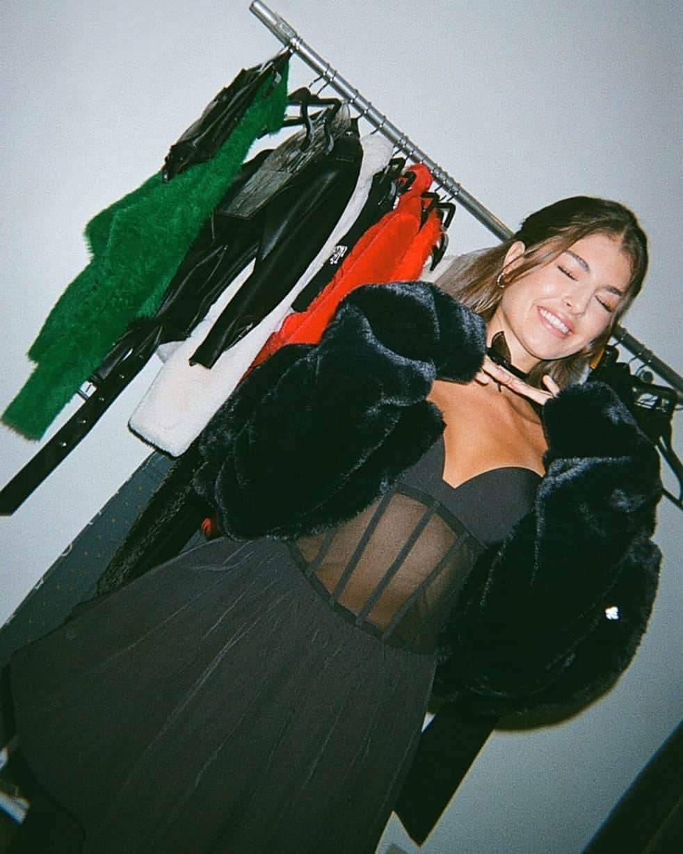 FOREVER 21のインスタグラム：「The one and only @darianka for our #f21holiday campaign ✨ ⁣ ⁣ Shop the Holiday Collection online now + at your nearest Forever 21 store!」